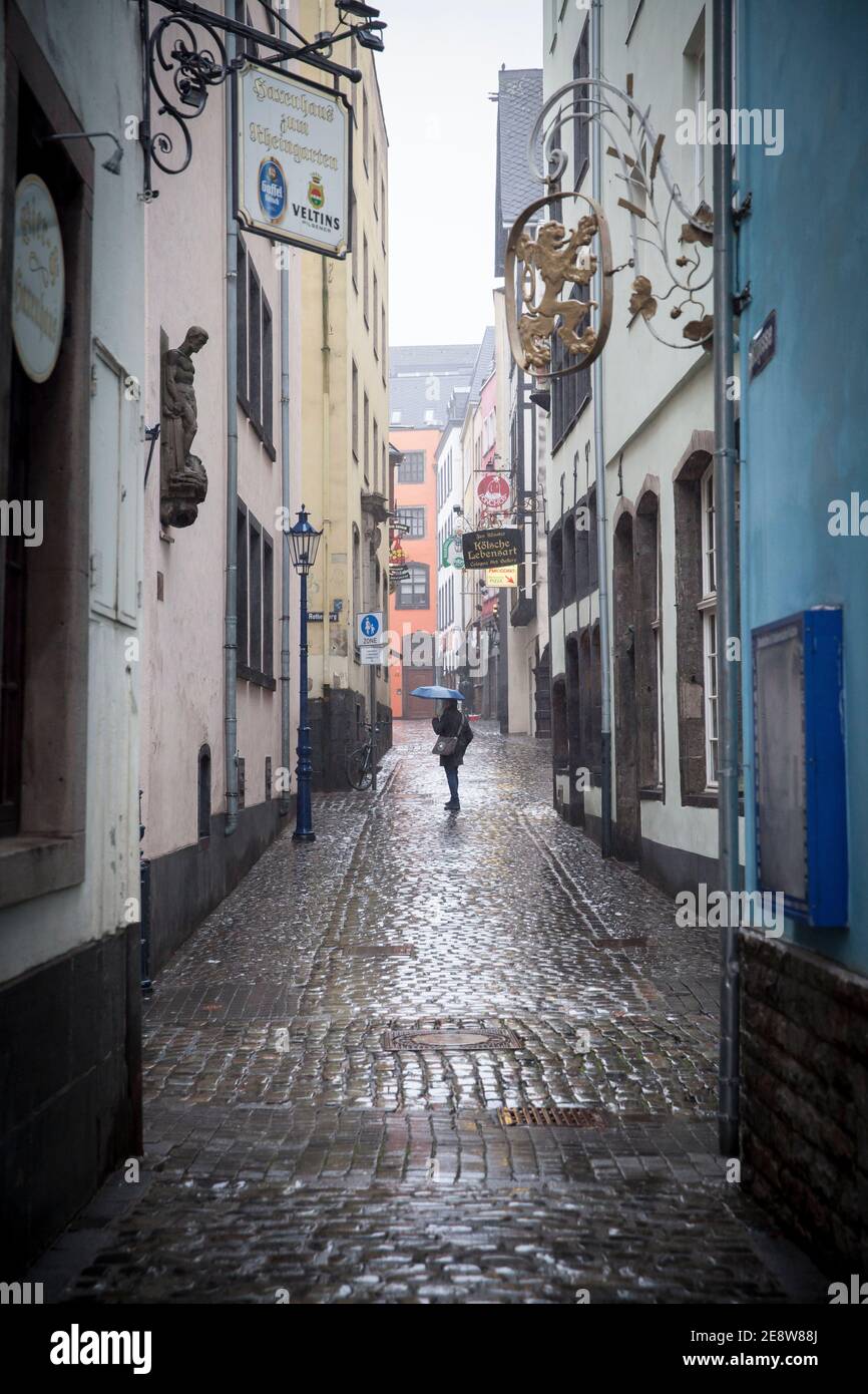 Coronavirus / Covid 19 Ausbruch, 28. Januar. 2021. Die fast menschenleere Salzgasse in der Altstadt, Regenwetter, Köln, Deutschland. Coronavirus/Co Stockfoto