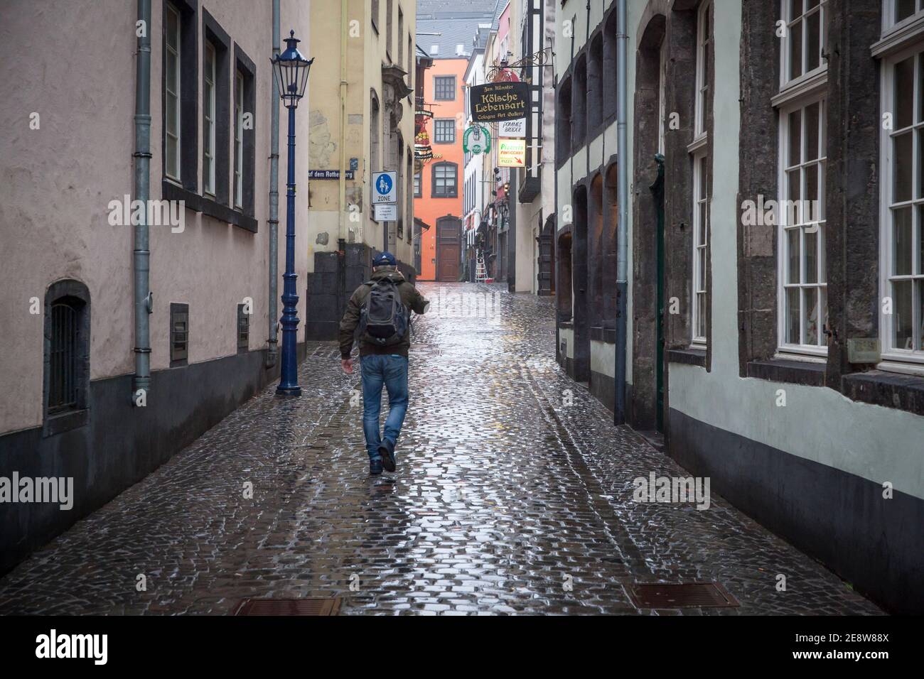 Coronavirus / Covid 19 Ausbruch, 28. Januar. 2021. Die fast menschenleere Salzgasse in der Altstadt, Regenwetter, Köln, Deutschland. Coronavirus/Co Stockfoto