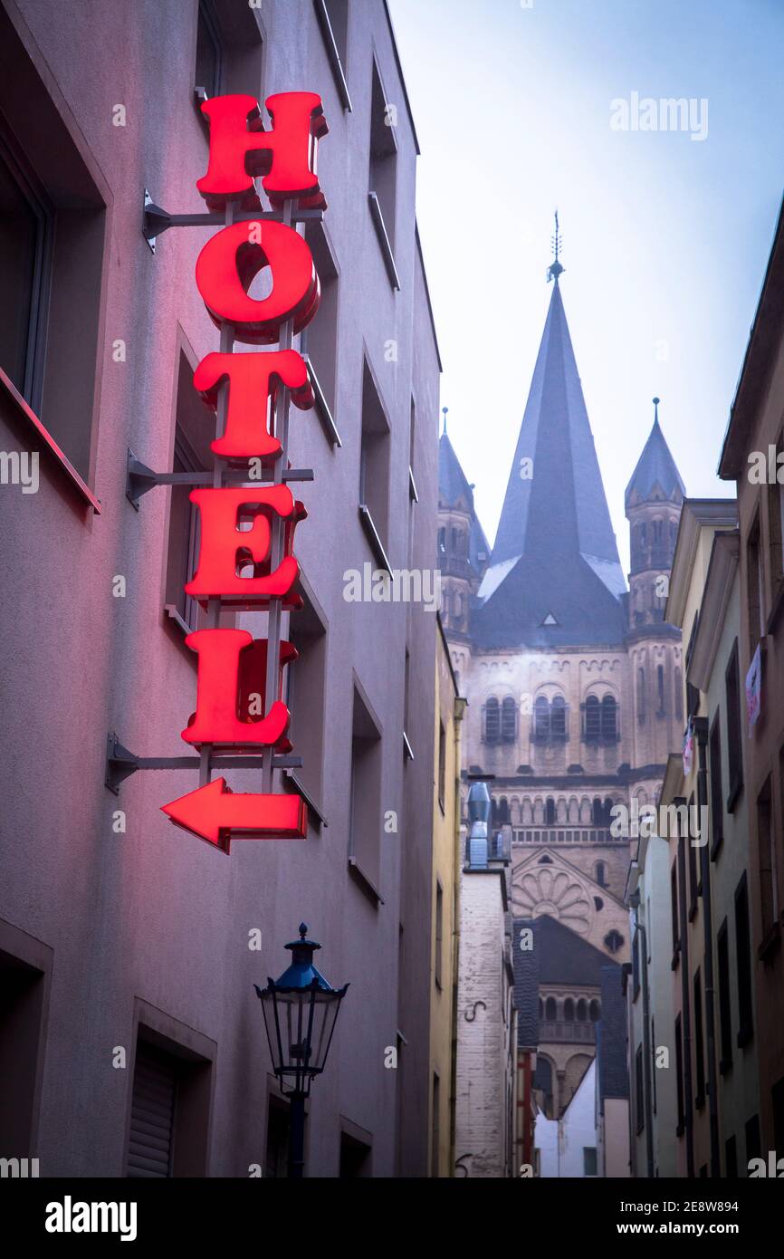 Die Gasse auf dem Rothenberg in der Altstadt, Blick auf die Kirche Gross St. Martin, Hotel Neonschild, Köln, Deutschland. Die Gasse auf dem Ro Stockfoto