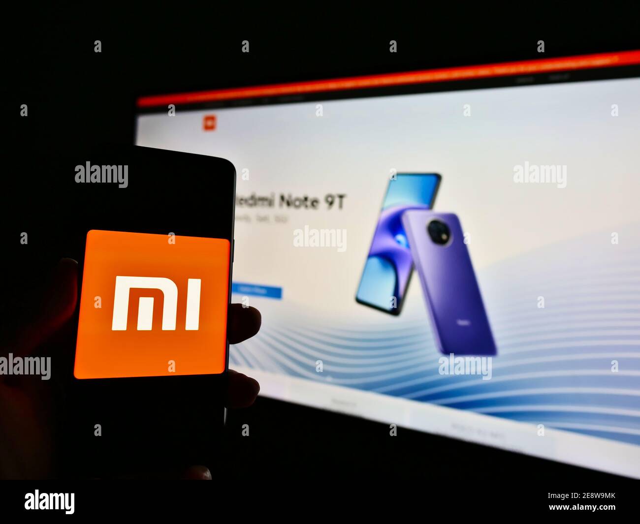 Person hält Smartphone mit Business-Logo der chinesischen Elektronik-Firma Xiaomi Corporation auf dem Display. Konzentrieren Sie sich auf den Bildschirm des Mobiltelefons. Stockfoto