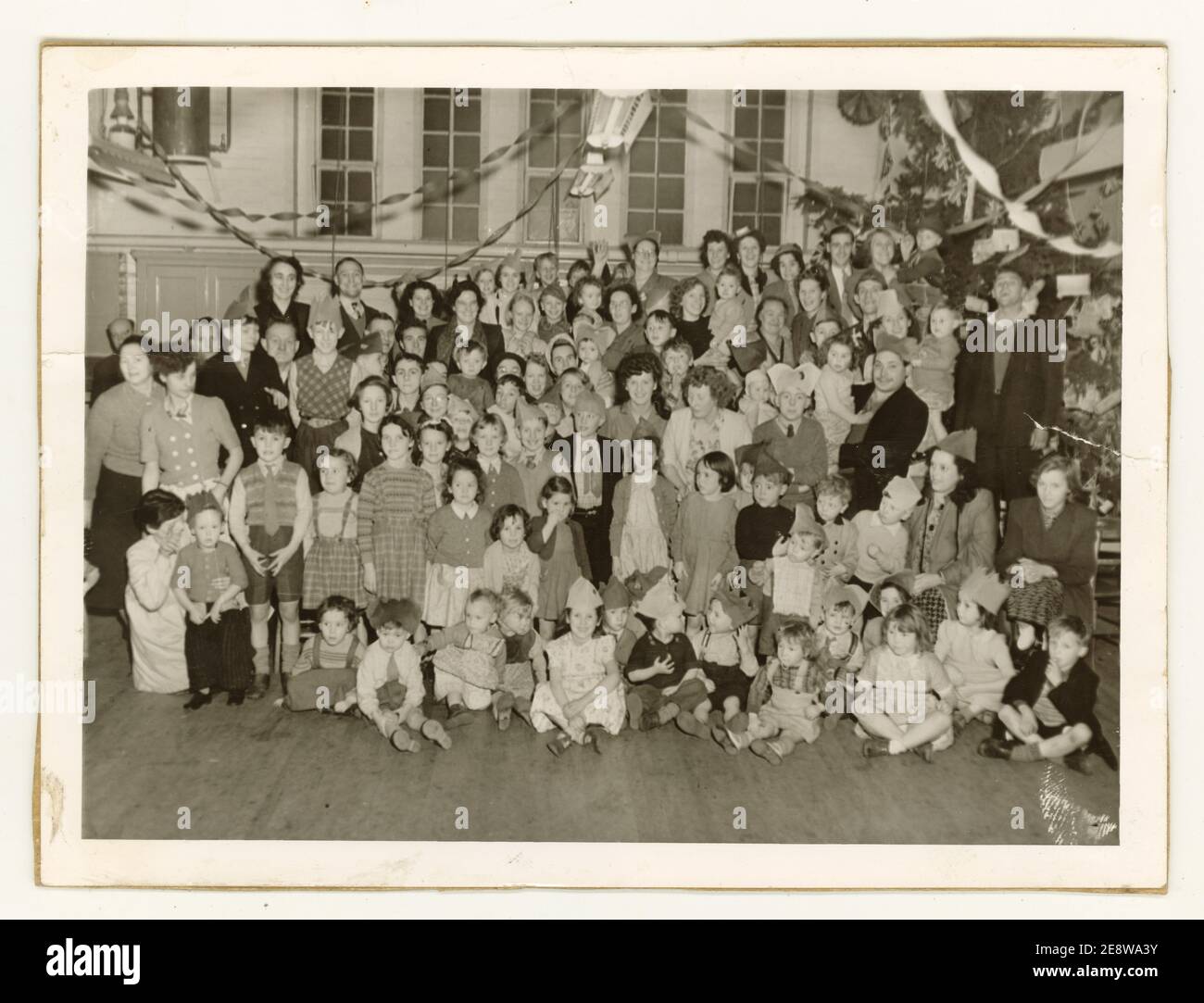 Foto der Grundschule der 1950er Jahre von Weihnachtsfeiern, wahrscheinlich Leicester Gegend, Großbritannien Stockfoto