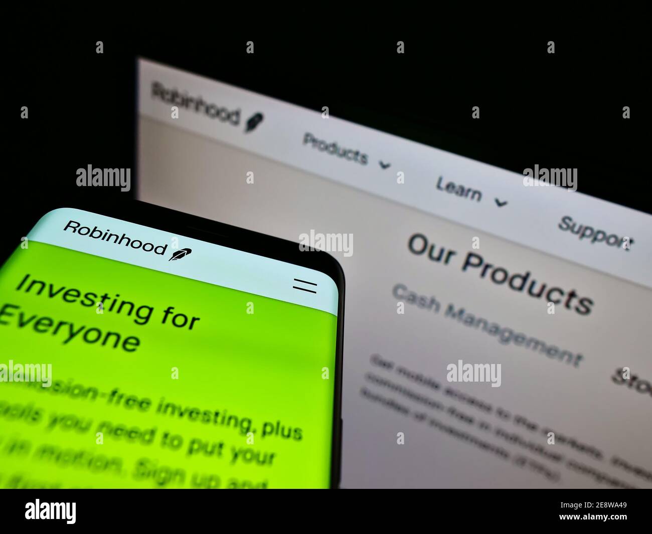 Handy mit Business-Website des US-Finanzdienstleisters Robinhood Markets Inc. Auf dem Display. Konzentrieren Sie sich auf den oberen Rand des Telefonbildschirms. Nicht modifiziertes Foto. Stockfoto