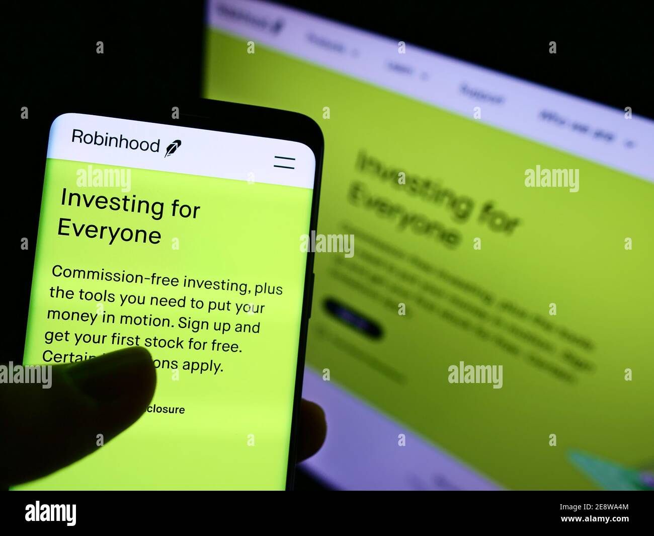 Person, die Smartphone mit der Unternehmenswebsite des US-Finanzdienstleisters Robinhood Markets Inc. Auf dem Display hält. Konzentrieren Sie sich auf den Bildschirm des Mobiltelefons. Stockfoto