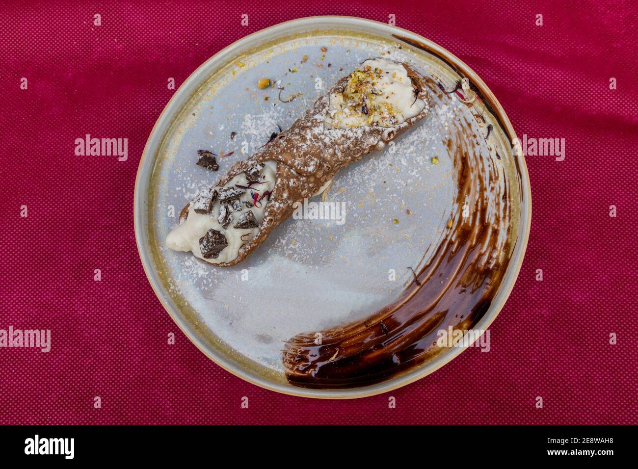 Typisch sizilianische Cannoli Gebäck serviert in einem Restaurant von Catania, Sizilien, Italien Stockfoto