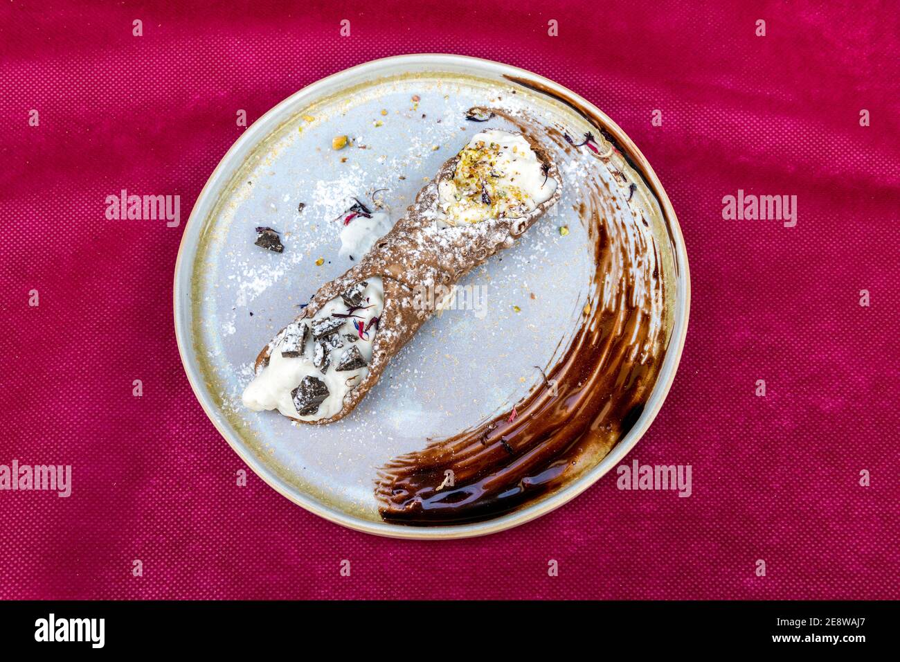 Typisch sizilianische Cannoli Gebäck serviert in einem Restaurant von Catania, Sizilien, Italien Stockfoto