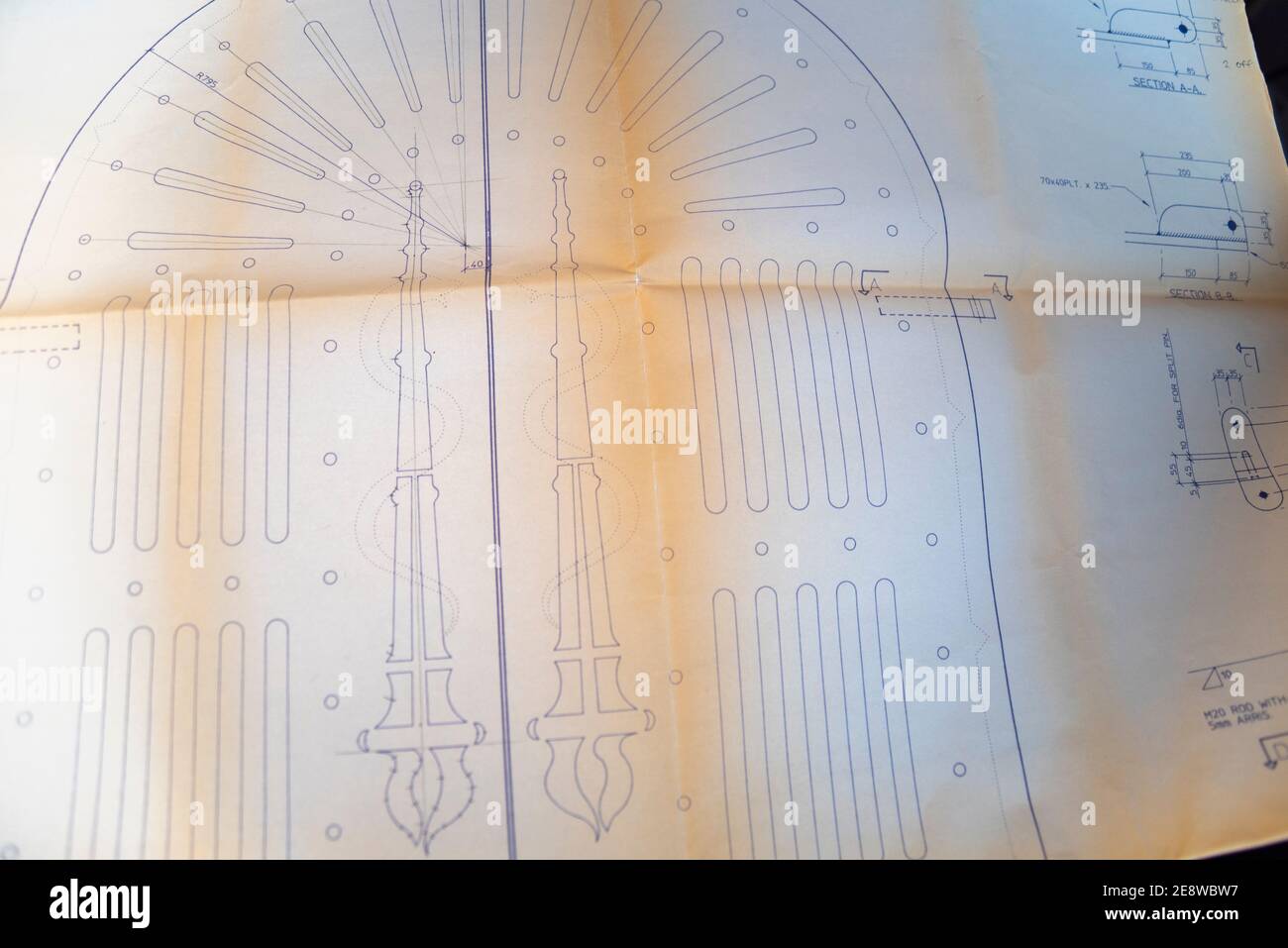 Vintage Pläne für die Sanierung von Katakomben im Brompton Friedhof. May Gurney Structural Steelwork Division Zeichnungen für Haupttür. Vom 1995 Stockfoto
