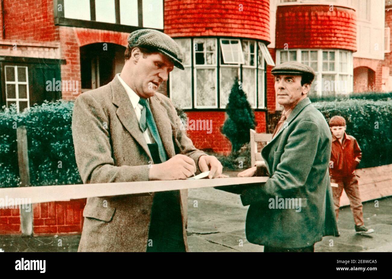 The Plank ist ein 1967 britischer Slapstick-Comedy-Film mit Tommy Cooper und Eric Sykes. Tommy Cooper wurde am 19 1921. märz geboren und starb am 15 1984. april. Stockfoto