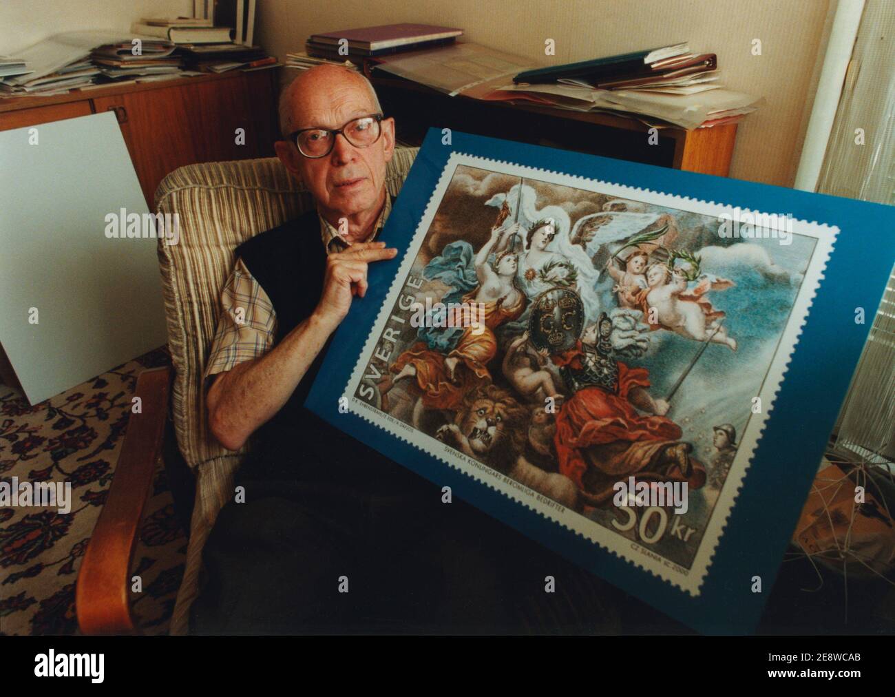 Czeslaw Slania (22. Oktober 1921 Czeladz; 17. März 2005 Kraków) war ein polnischer Briefmarke- und Banknotengraver, der ab 1956 in Schweden lebte. Nach dem Guinness Buch der Rekorde war Slania der geschickteste und produktivste aller Stempelgravierer, mit über 1000 Marken. Seine 1000. Gravierte Briefmarke, die auf dem Gemälde "große Taten der schwedischen Könige" von David Klöcker Ehrenstrahl (2000) basiert, ist im Guinness-Buch die größte jemals ausgegebene gravierte Briefmarke. Abgebildet mit dem berühmten Stempel in einer vergrößerten Größe. Stockfoto
