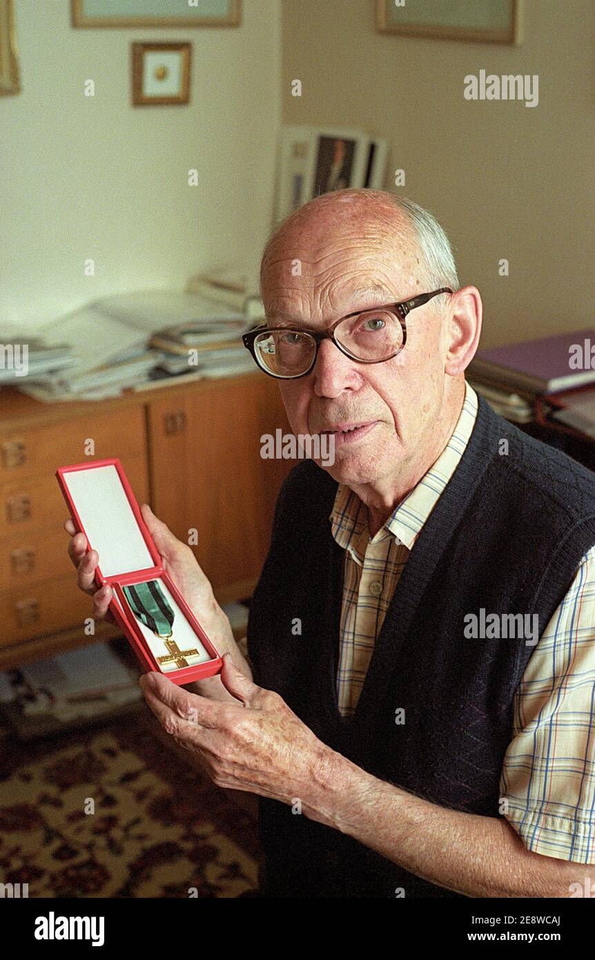 Czeslaw Slania (22. Oktober 1921 Czeladz; 17. März 2005 Kraków) war ein polnischer Briefmarke- und Banknotengraver, der ab 1956 in Schweden lebte. Nach dem Guinness Buch der Rekorde war Slania der geschickteste und produktivste aller Stempelgravierer, mit über 1000 Marken. Seine 1000. Gravierte Briefmarke, die auf dem Gemälde "große Taten der schwedischen Könige" von David Klöcker Ehrenstrahl (2000) basiert, ist im Guinness-Buch die größte jemals ausgegebene gravierte Briefmarke. Hier abgebildet mit der Medaille, die er von seiner Majestät Carl XVI Gustaf von Schweden für seine Verdienste erhielt. Stockfoto