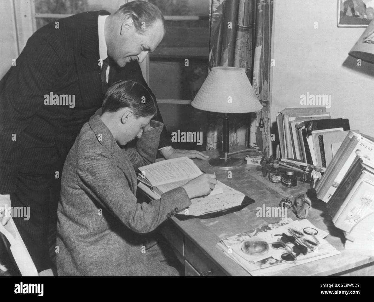 König Harald von Norwegen. Foto mit seinem Vater König Olav V Mai 24 1949. Stockfoto