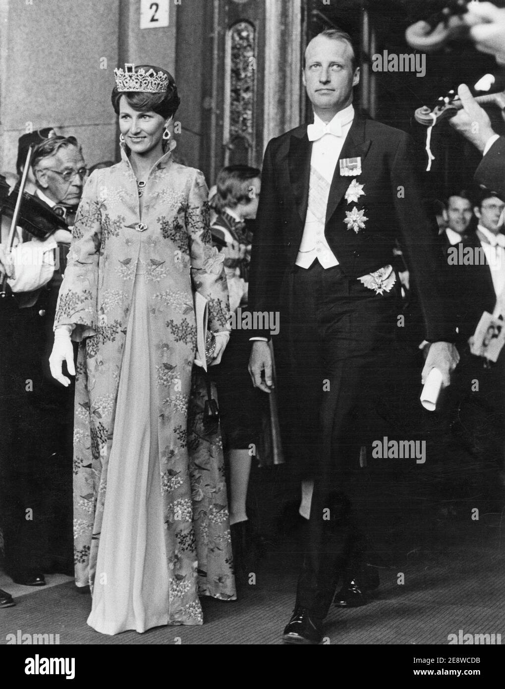 König Harald von Norwegen. Im Bild als Kronprinz mit seiner Frau Sonja am 19 1976. juni bei der Hochzeit des schwedischen Königs Carl XVI Gustaf und Silvia Sommerlath. Stockfoto