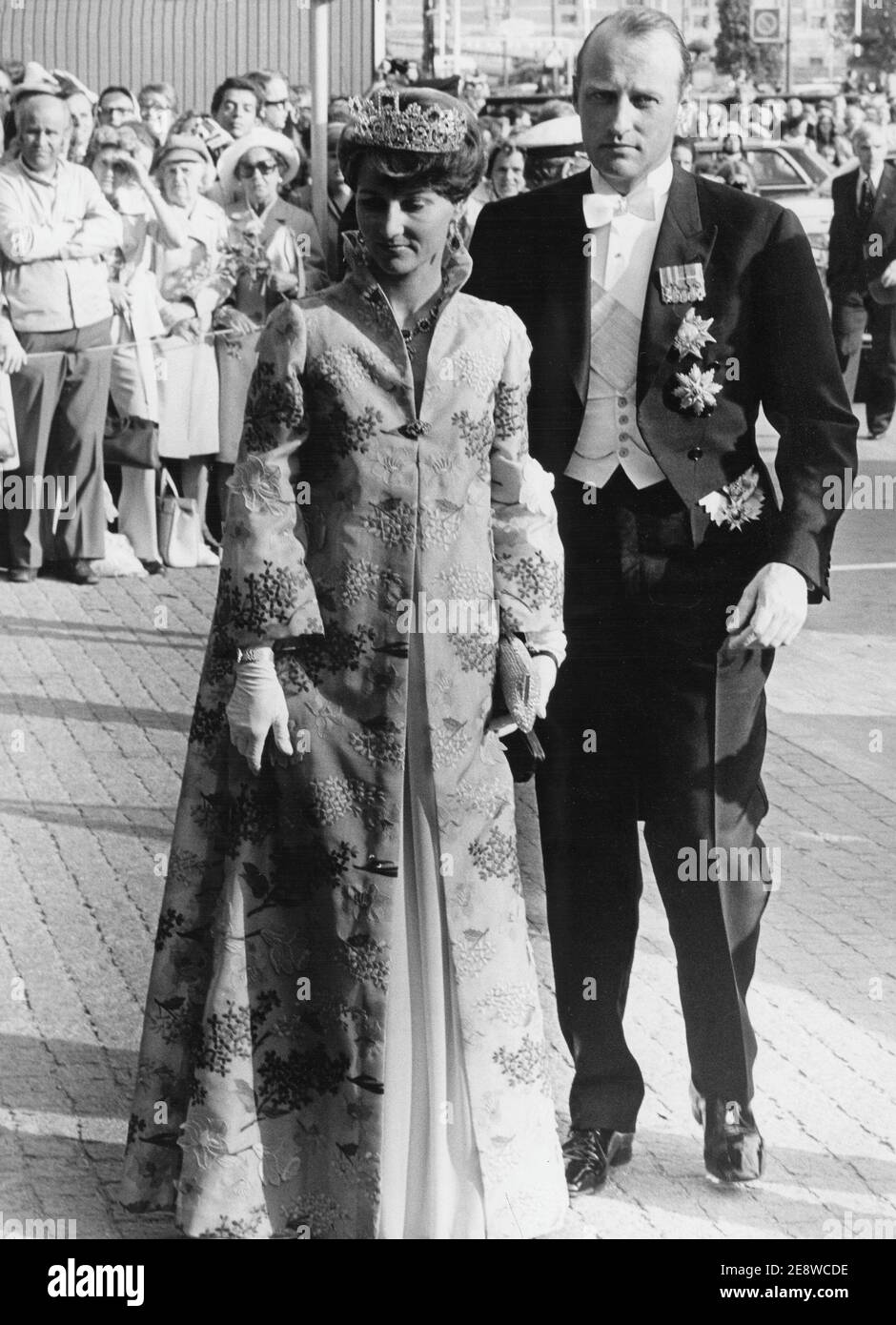 König Harald von Norwegen. Im Bild als Kronprinz mit seiner Frau Sonja am 19 1976. juni bei der Hochzeit des schwedischen Königs Carl XVI Gustaf und Silvia Sommerlath. Stockfoto