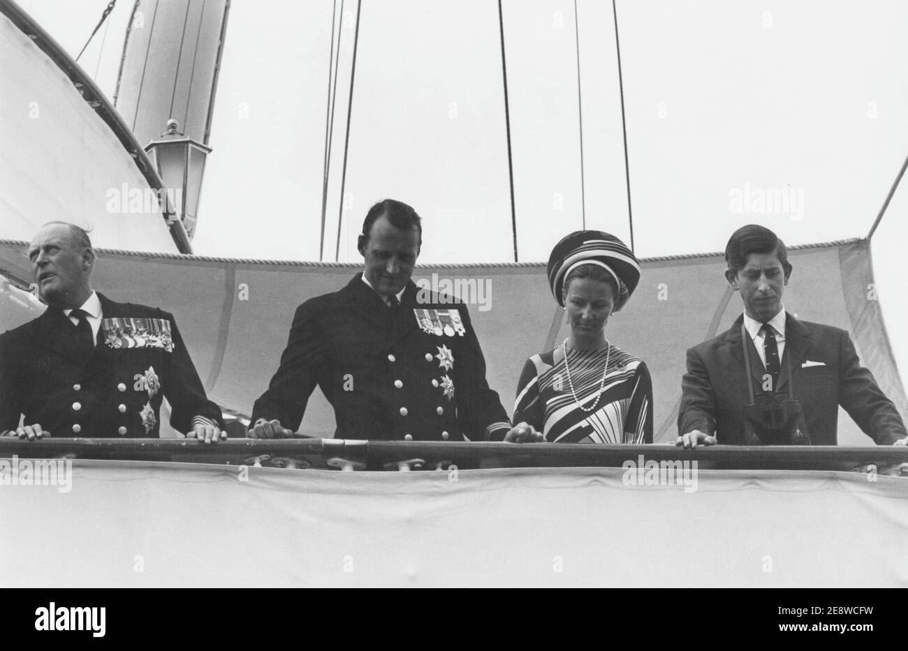 König Harald von Norwegen. Abgebildet als Kronprinz mit seiner Frau Sonja und König Olav V, als Prinz Charles von England in den 1960er Jahren das Schiff HMY Britannia besuchte Stockfoto