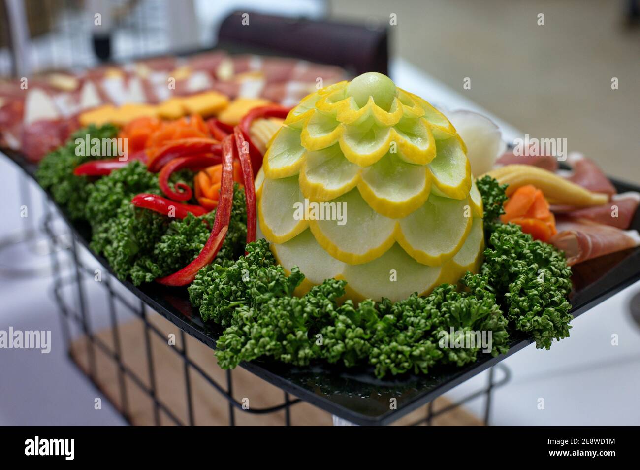 Schön dekoriertes Catering mit Gemüse, verarbeitetem Fleisch und Käse Stockfoto