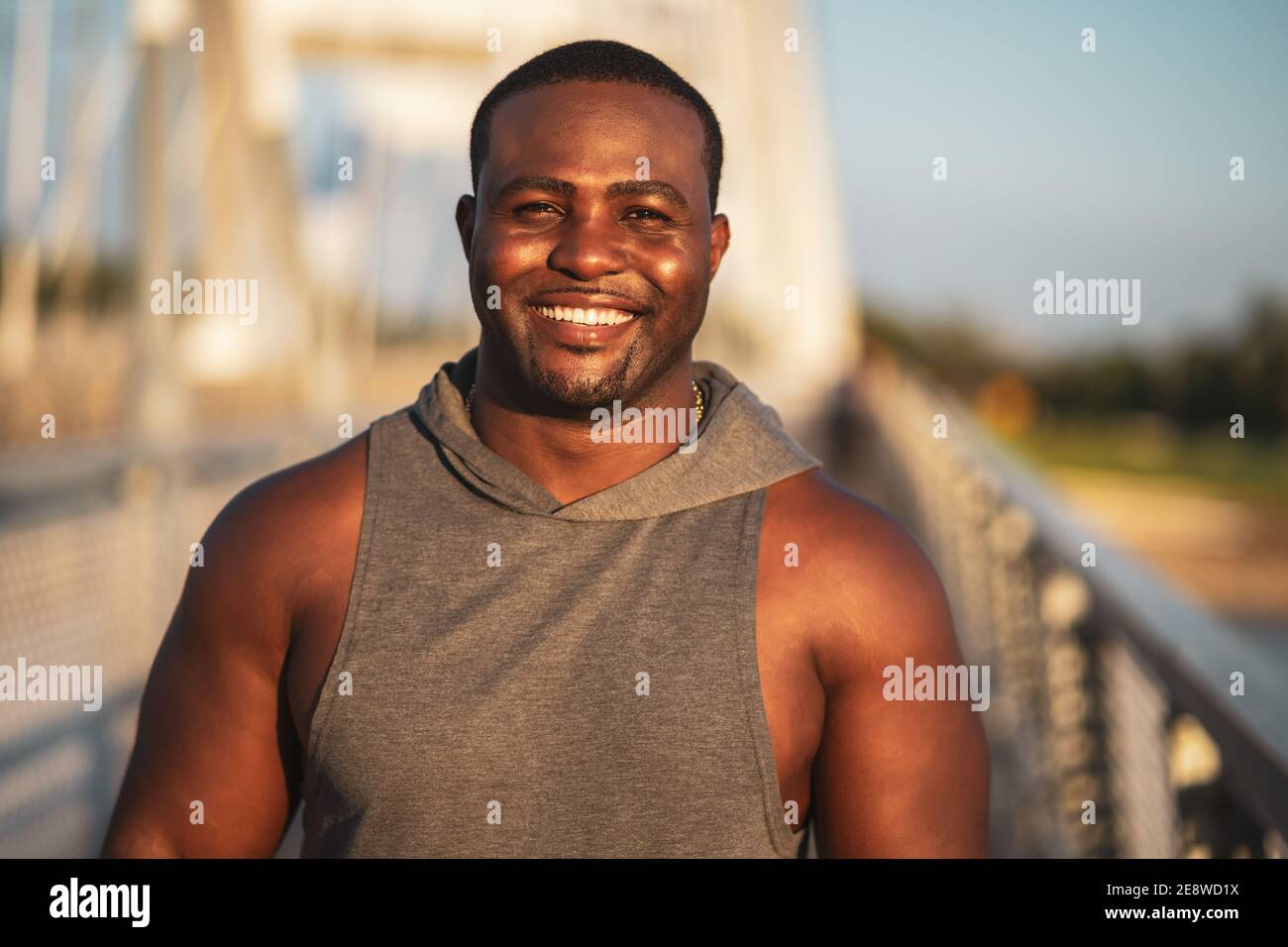 Porträt eines jungen fröhlichen afroamerikanischen Mannes in Sportkleidung. Er ist bereit für die Ausübung, um Ihr Körpergewicht zu reduzieren. Stockfoto