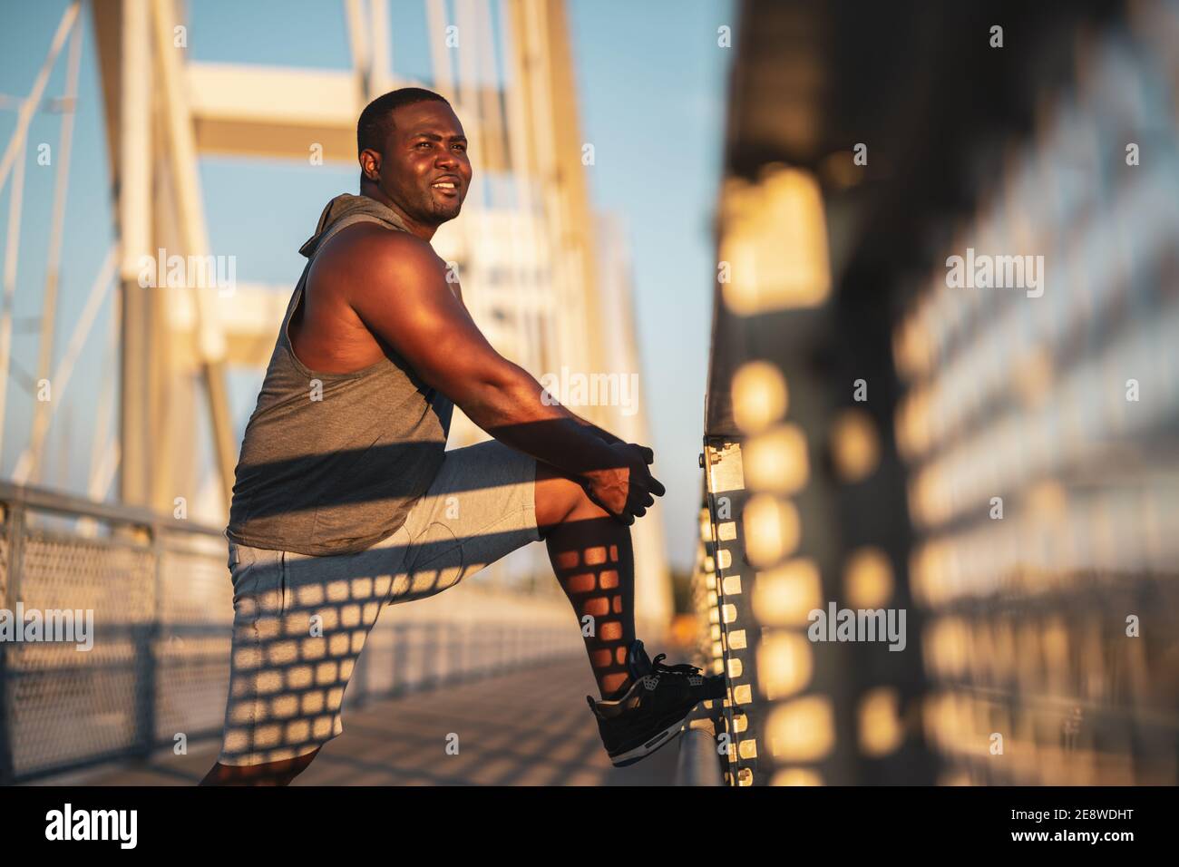 Porträt eines jungen afroamerikanischen Mannes in Sportkleidung, der trainiert, um sein Körpergewicht zu reduzieren. Stockfoto