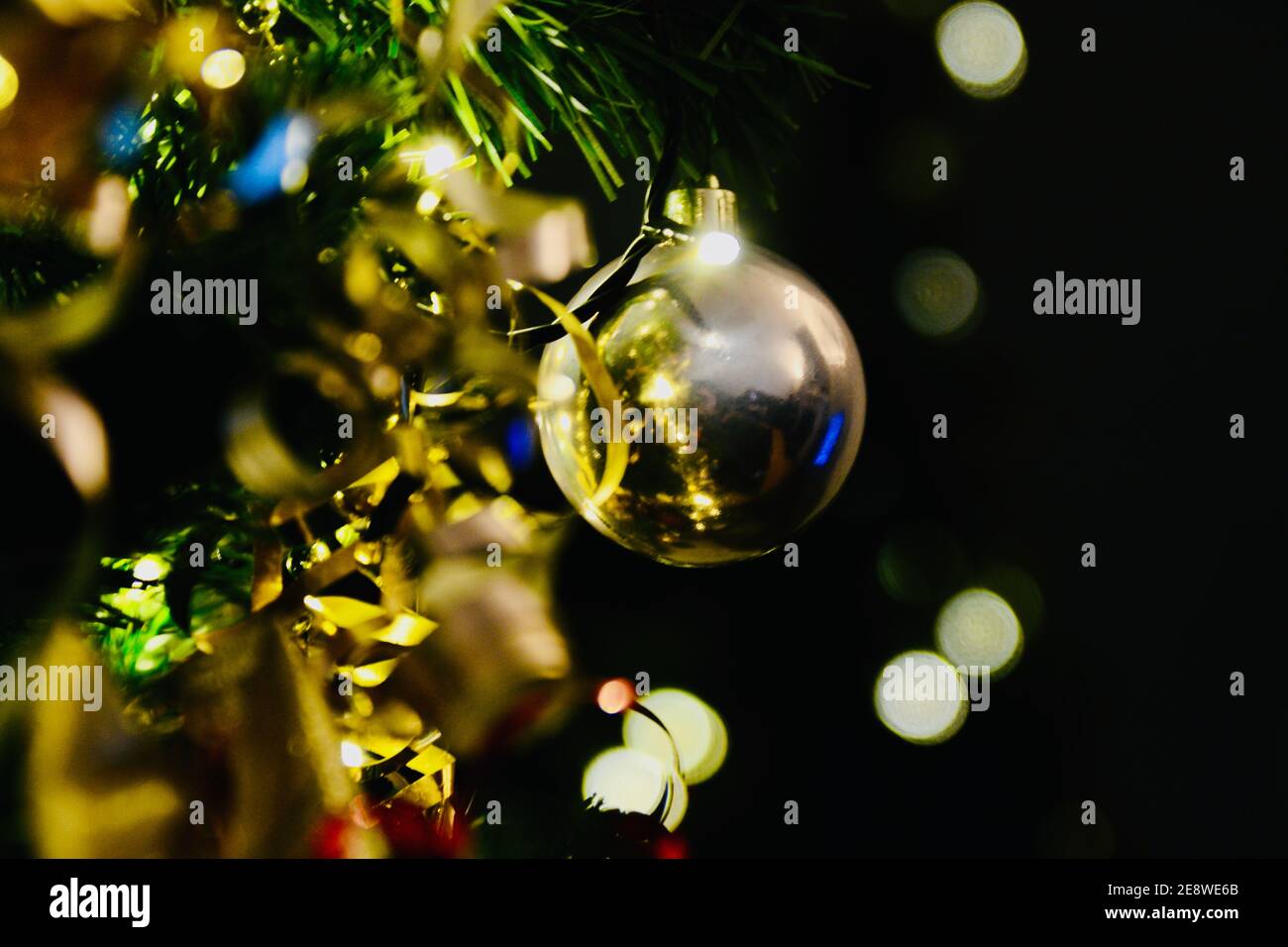 Weihnachtsbaum mit christbaumkugeln und leichten ketten Fotos und Bildmaterial in hoher