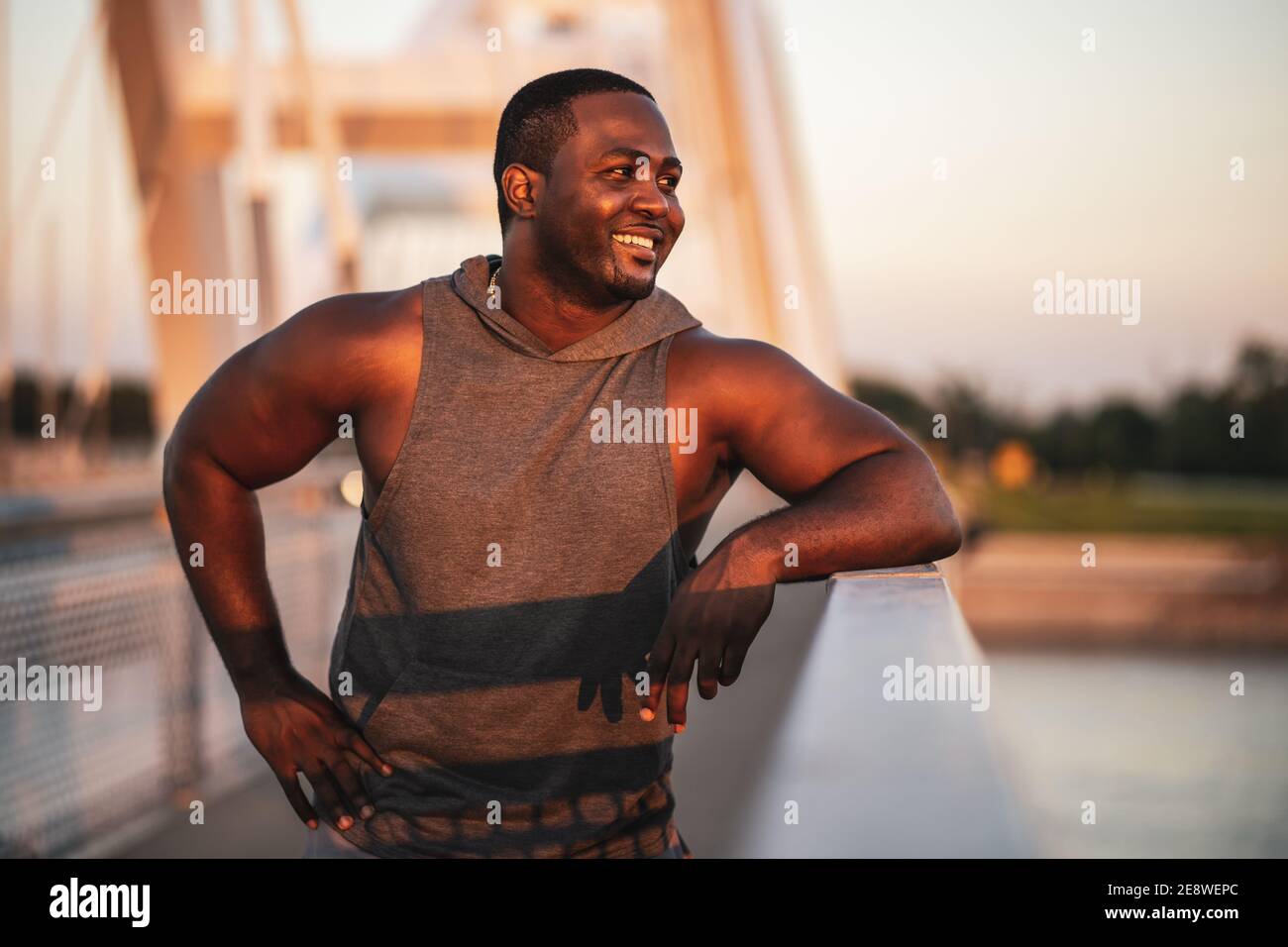 Porträt eines jungen fröhlichen afroamerikanischen Mannes in Sportkleidung. Er ist bereit für die Ausübung, um Ihr Körpergewicht zu reduzieren. Stockfoto