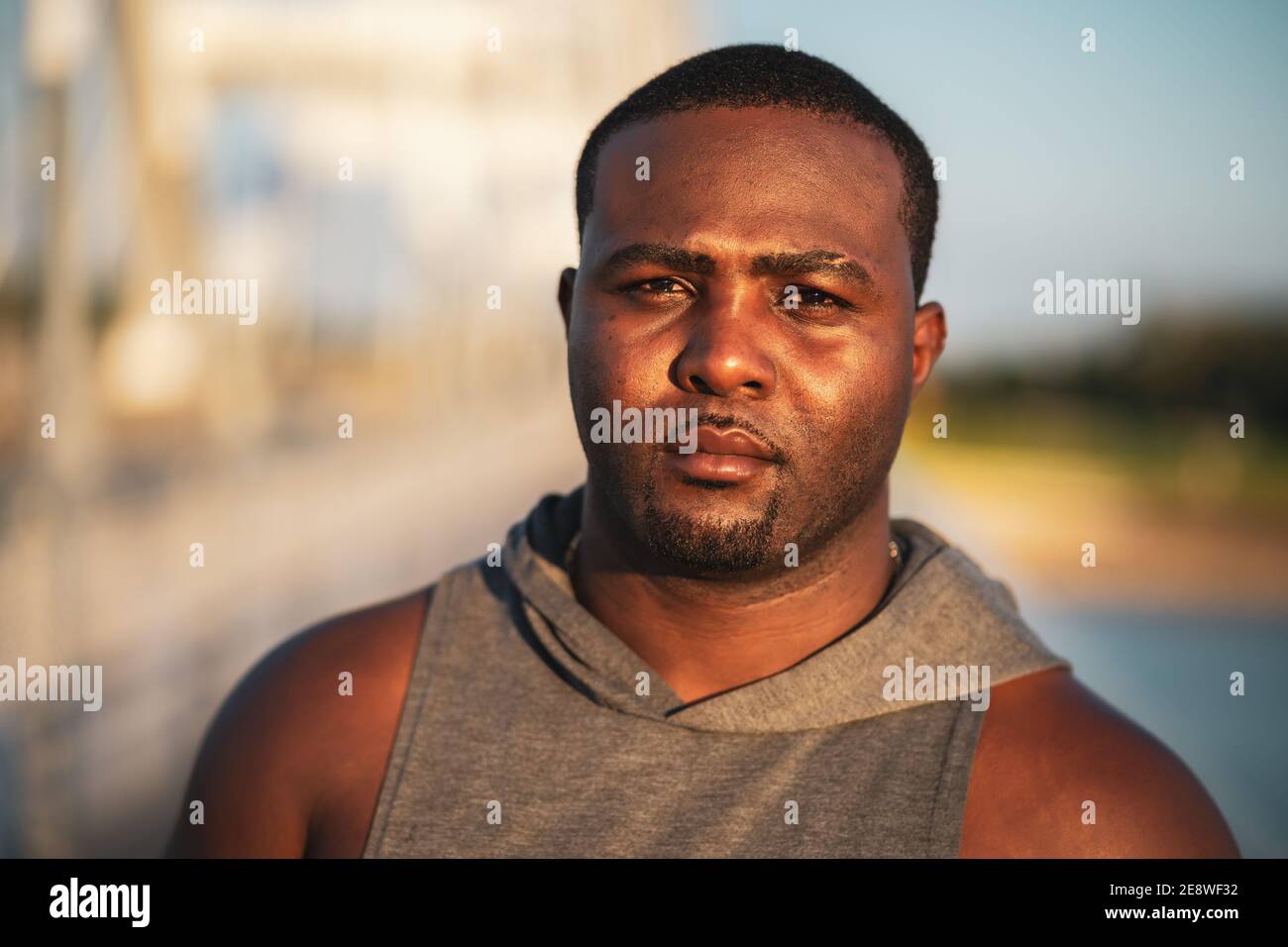 Porträt eines jungen afroamerikanischen Mannes in Sportkleidung. Er ist bereit für die Ausübung, um Ihr Körpergewicht zu reduzieren. Stockfoto