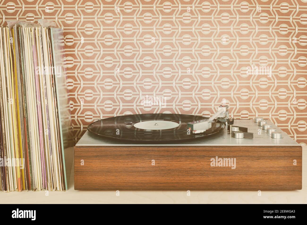 Retro-Stil Bild von einem Vintage-Plattenspieler mit Platte Alben vor siebziger Tapeten Stockfoto