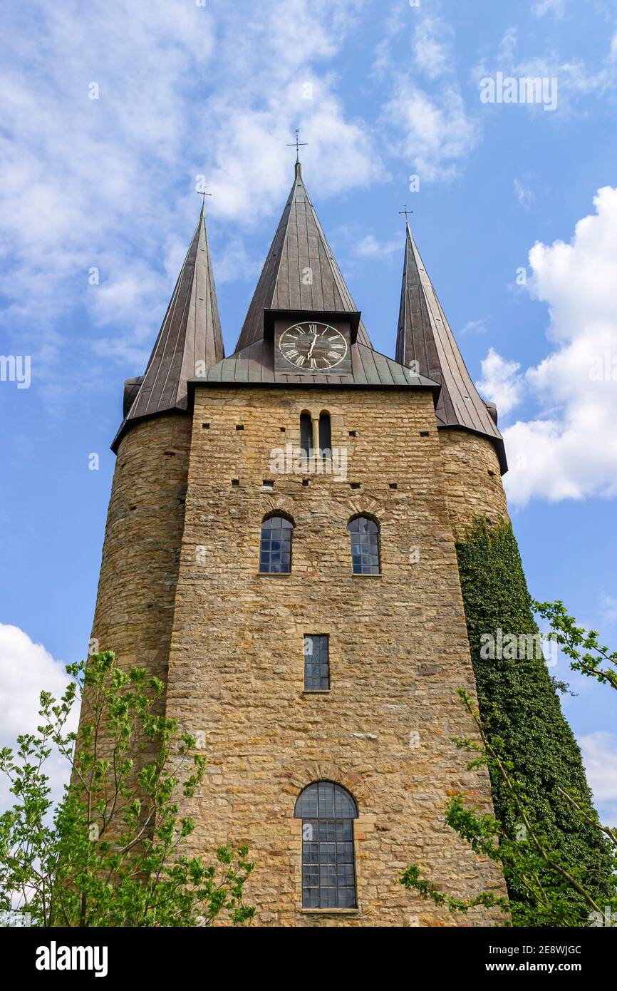 Husaby Kirchturm mit Kletterpflanzen an der Wand Stockfoto