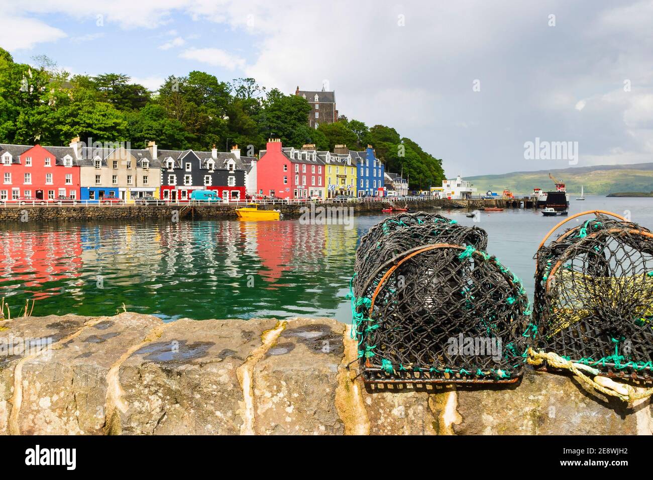 Bunte Häuser am Hafen von Tobermory in Schottland und Hummerfallen Stockfoto