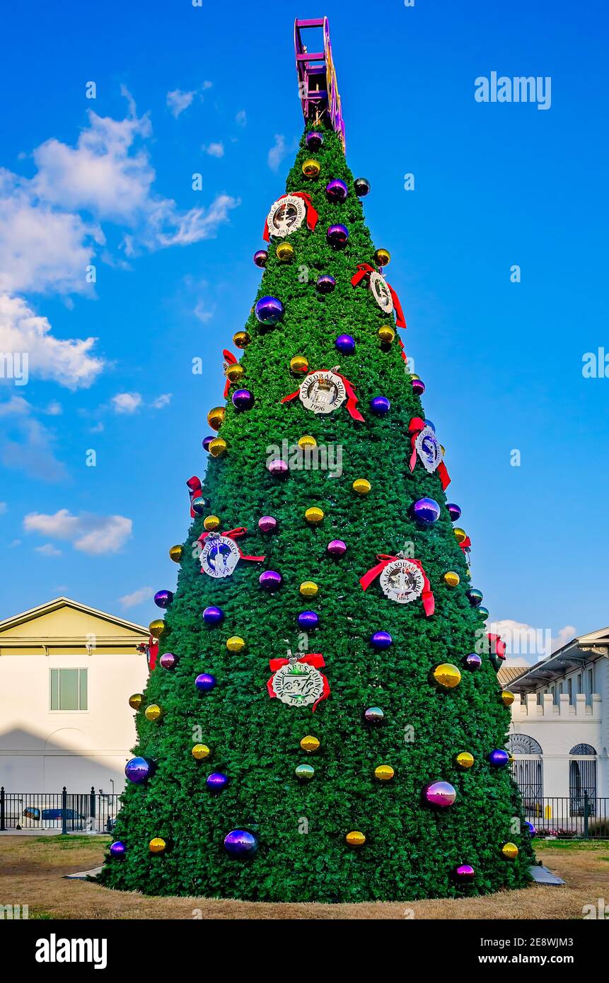 Ein Mardi Gras Baum steht im Mardi Gras Park vor dem History Museum of Mobile, 31. Januar 2021, in Mobile, Alabama. Stockfoto