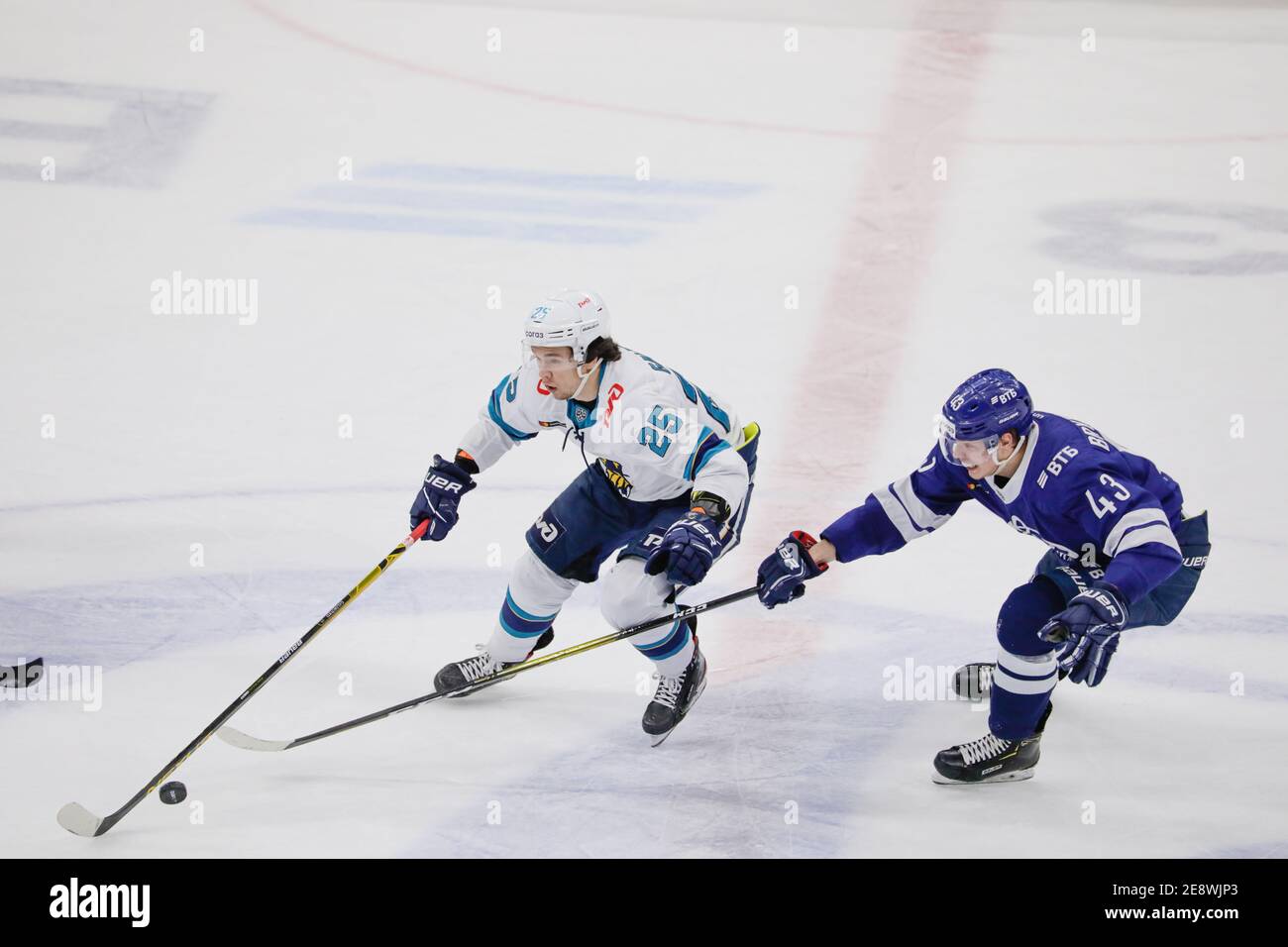 Moskau, Russland. Januar 2021. KHL Eishockeyspiel der regulären Saison: Dinamo Moskau gegen HC Sotschi - Moskau VTB Arena - dritte Periode. #25 Ansel Galimo Stockfoto