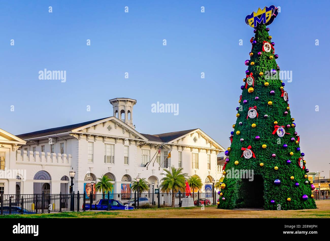 Ein Mardi Gras Baum steht im Mardi Gras Park vor dem History Museum of Mobile, 31. Januar 2021, in Mobile, Alabama. Stockfoto