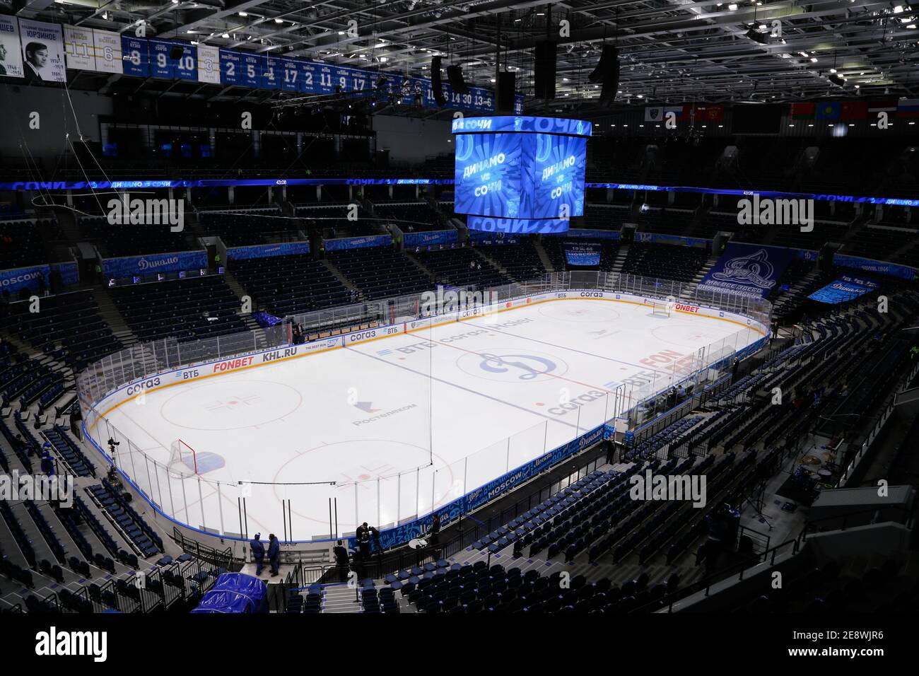 Moskau, Russland. Januar 2021. KHL Eishockeyspiel der regulären Saison: Dinamo Moskau gegen HC Sotschi - Moskau VTB Arena - dritte Periode. Blick auf das inet Stockfoto