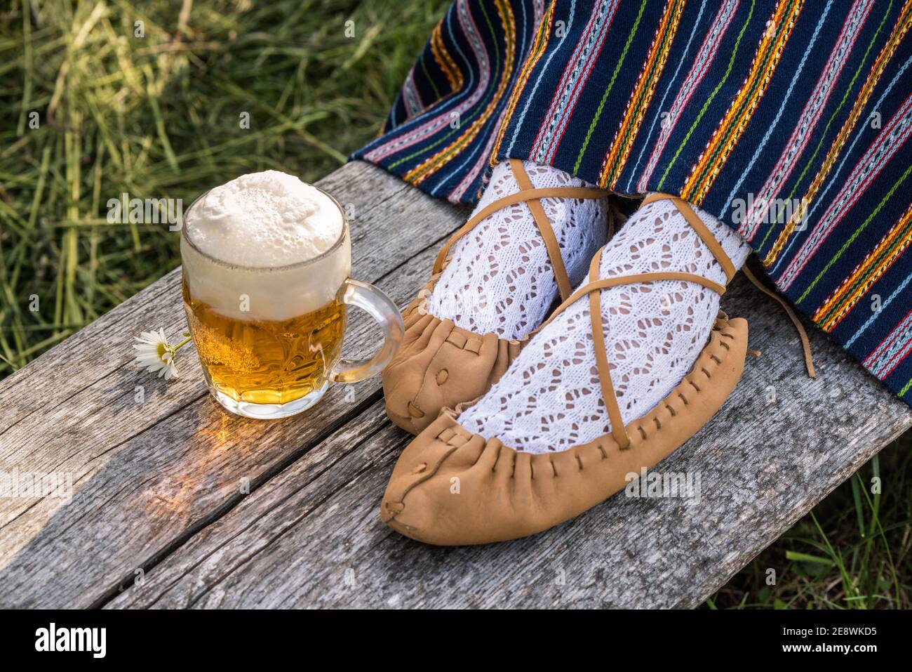 Ein Glas helles Bier und Schuhe aus Leder Stockfotografie - Alamy