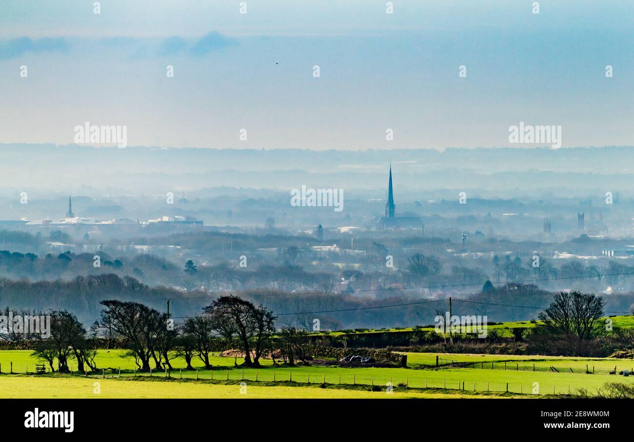 Preston, Lancashire, Großbritannien. Februar 2021. Ein trüber Tag über Preston, Lancashire. Kredit: John Eveson/Alamy Live Nachrichten Stockfoto
