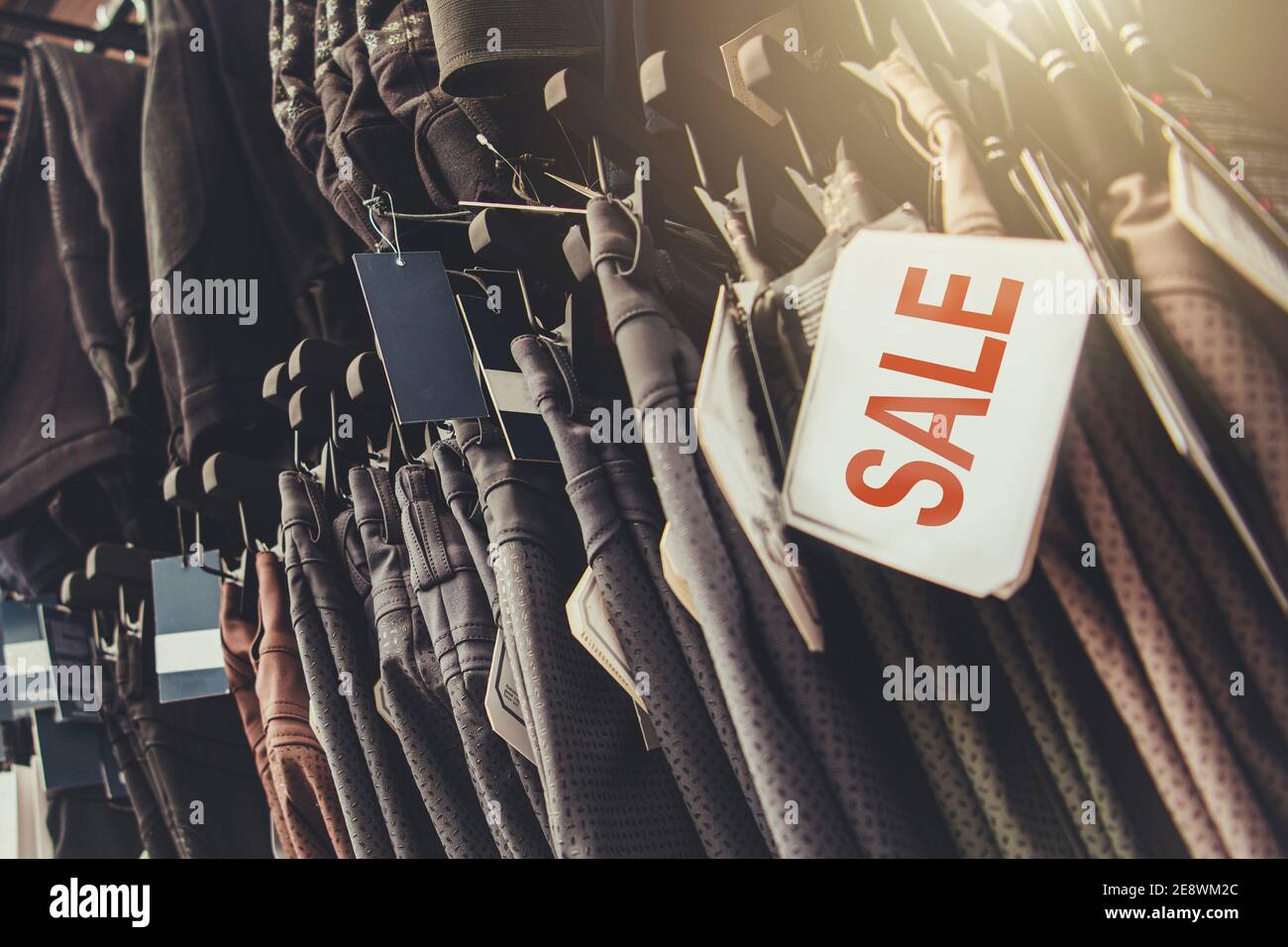 Luxus-Kleidung zum Verkauf. Sporthose auf einem Rack und Big Sale Tag Nahaufnahme. Thema: Einzelhandel. Stockfoto