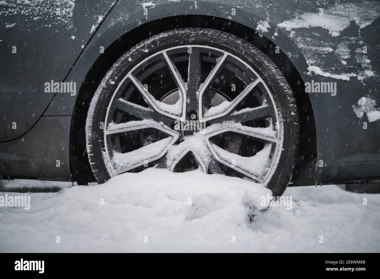 Sommer Auto Reifen stecken in schweren Schnee. Fahrproblem Während Der Wintersaison. Thema Transport und Automobil. Stockfoto
