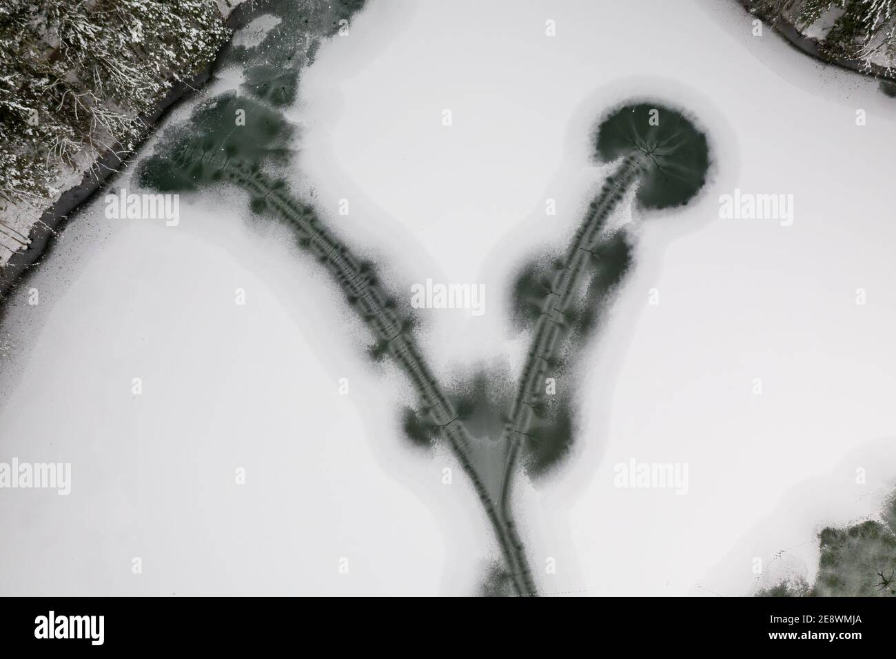 Gefrorener Wintersee in den Bergen mit Schnee bedeckt. Plansar See, Jezersko Slowenien. Stockfoto