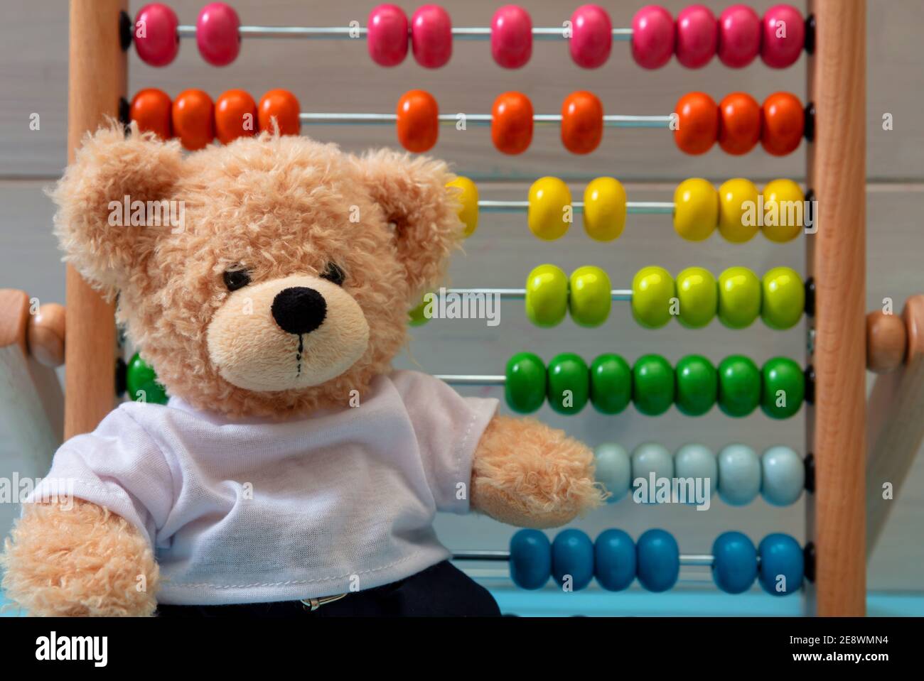 Kinder lernen zählen, Kinder Mathe Klasse Konzept. Niedlichen Teddybär, Schule Abacus mit bunten Perlen Hintergrund Stockfoto