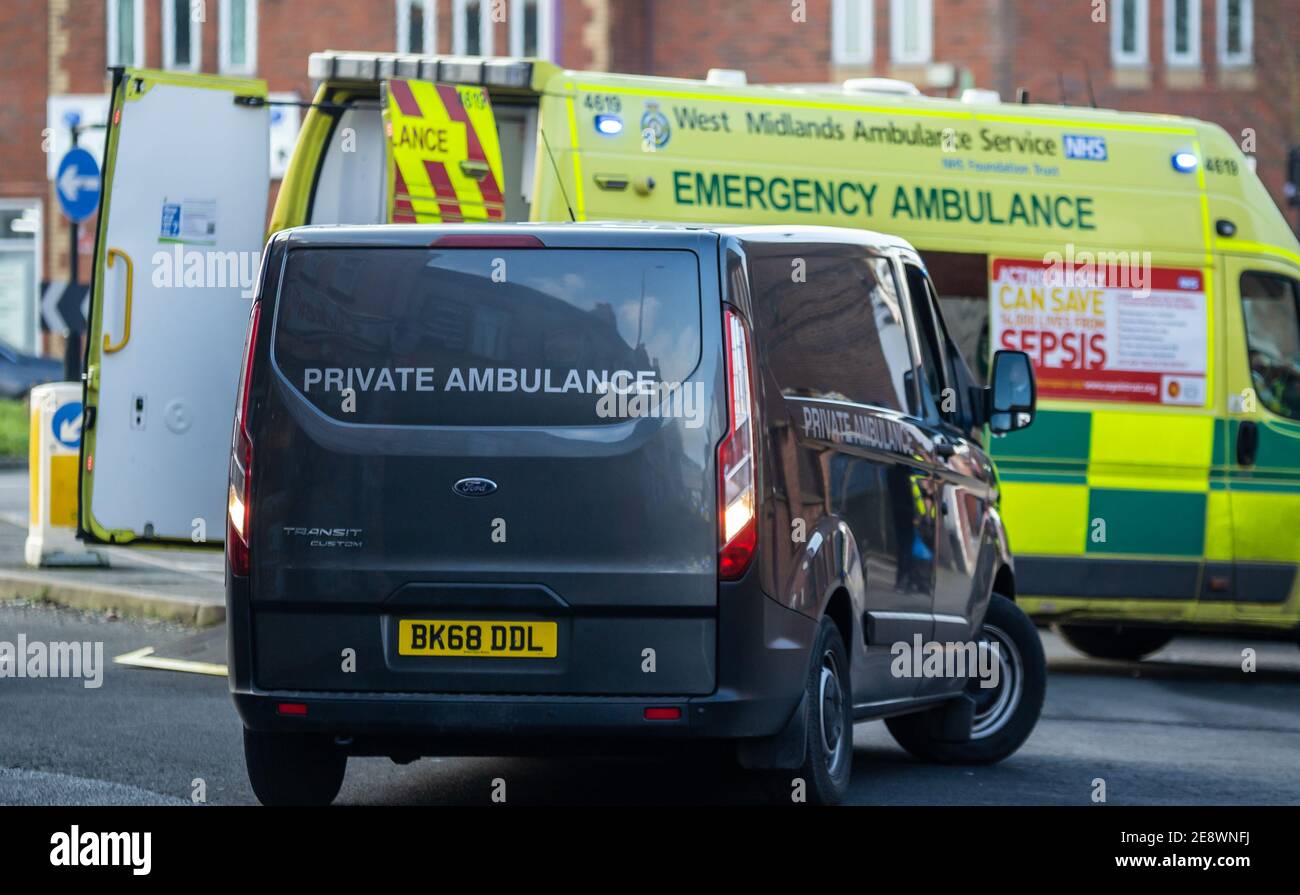 Witton, Birmingham, West Midlands, Großbritannien. 1. Februar 2021: Am Montag gegen Mittag stürmten die Teams Air Ambulance und hart Ambulance, British Transport Police u.a. zum Unfallort auf der Strecke in der Witton Station. "Wir haben derzeit zwei Krankenwagen, zwei Sanitäter, einen Sanitäter für die Intensivmedizin und die Midlands Air Ambulance aus Cosford mit einem VERDIENTEN Traumaarzt und einem Sanitäter für die Intensivmedizin an Bord" - Erklärung des West Midlands Ambulance Service. Kredit: Ryan Underwood / Alamy Live Nachrichten Stockfoto