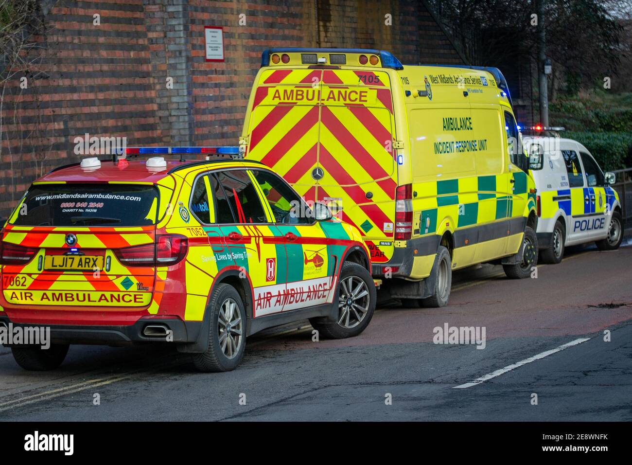 Witton, Birmingham, West Midlands, Großbritannien. 1. Februar 2021: Am Montag gegen Mittag stürmten die Teams Air Ambulance und hart Ambulance, British Transport Police u.a. zum Unfallort auf der Strecke in der Witton Station. "Wir haben derzeit zwei Krankenwagen, zwei Sanitäter, einen Sanitäter für die Intensivmedizin und die Midlands Air Ambulance aus Cosford mit einem VERDIENTEN Traumaarzt und einem Sanitäter für die Intensivmedizin an Bord" - Erklärung des West Midlands Ambulance Service. Kredit: Ryan Underwood / Alamy Live Nachrichten Stockfoto