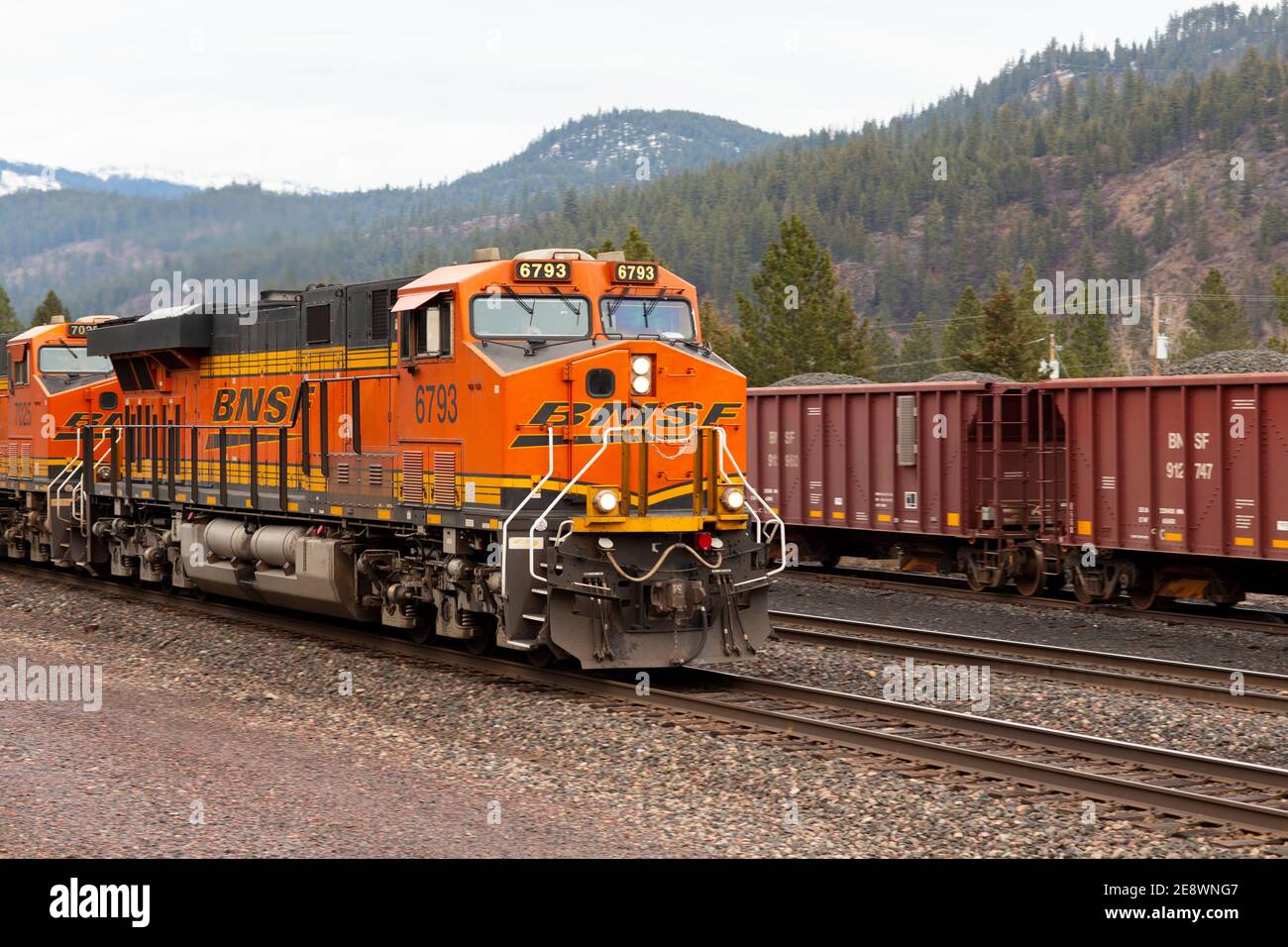 Eine BNSF Diesel-Elektro-Lokomotive, die durch den Eisenbahnhof in der Stadt Troy, Montana, fährt. Burlington Northern und Santa Fe Railway war Form Stockfoto