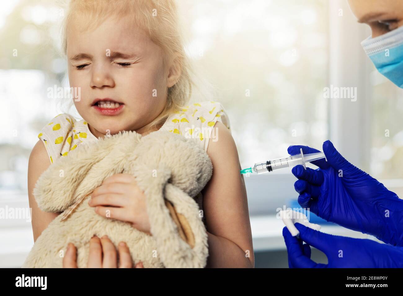 Kinderimpfung. Arzt Injektion Impfstoff in Arm des kleinen Mädchens Stockfoto