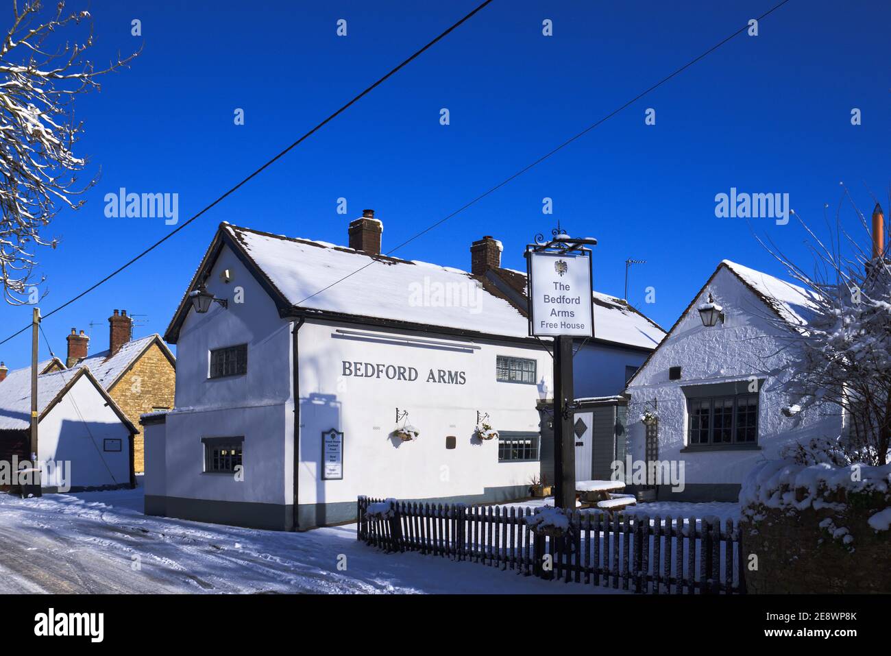 Bedford Arms öffentliches Haus nach Schnee in Souldrop Dorf, Bedfordshire, England, Großbritannien Stockfoto