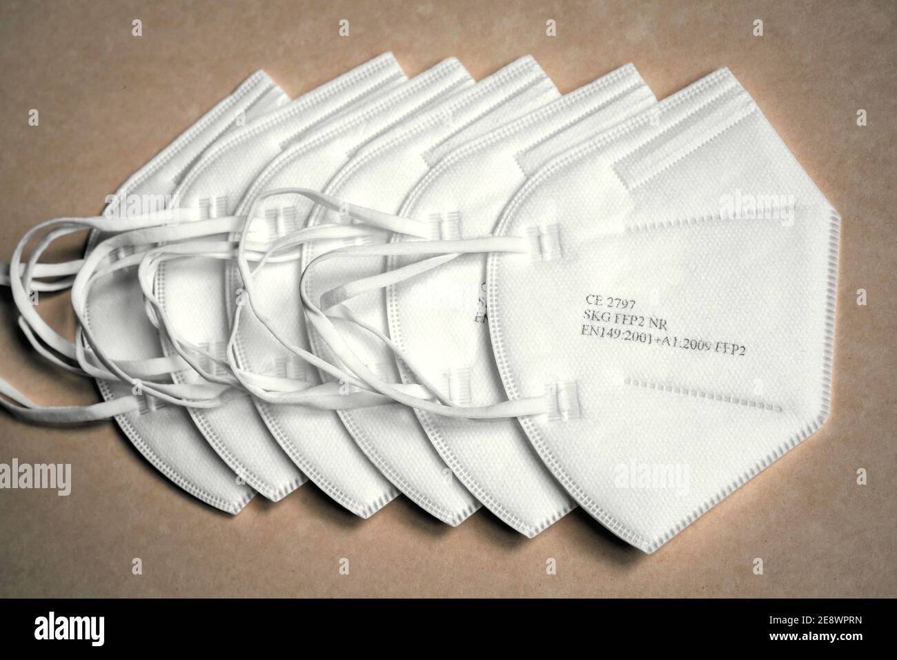 FFP2 Schutzmasken gegen Coronavirus. Zwölf dieser zertifizierten Schutzasken werden mit zwei Berechtigungsscheinen der Bundesregierung an Personen ab 60 Jahren gegen eine Selbstbeteiligung von 2,00 € in Apotheken abgeglichen. --- FFP2 Schutzmasken gegen Coronavirus. Zwölf dieser zertifizierten Schutzmasken erhalten Menschen ab 60 Jahren mit zwei Zulassungsbescheinigungen der Bundesregierung für einen Selbstbehalt von 2,00 € in Apotheken. Stockfoto