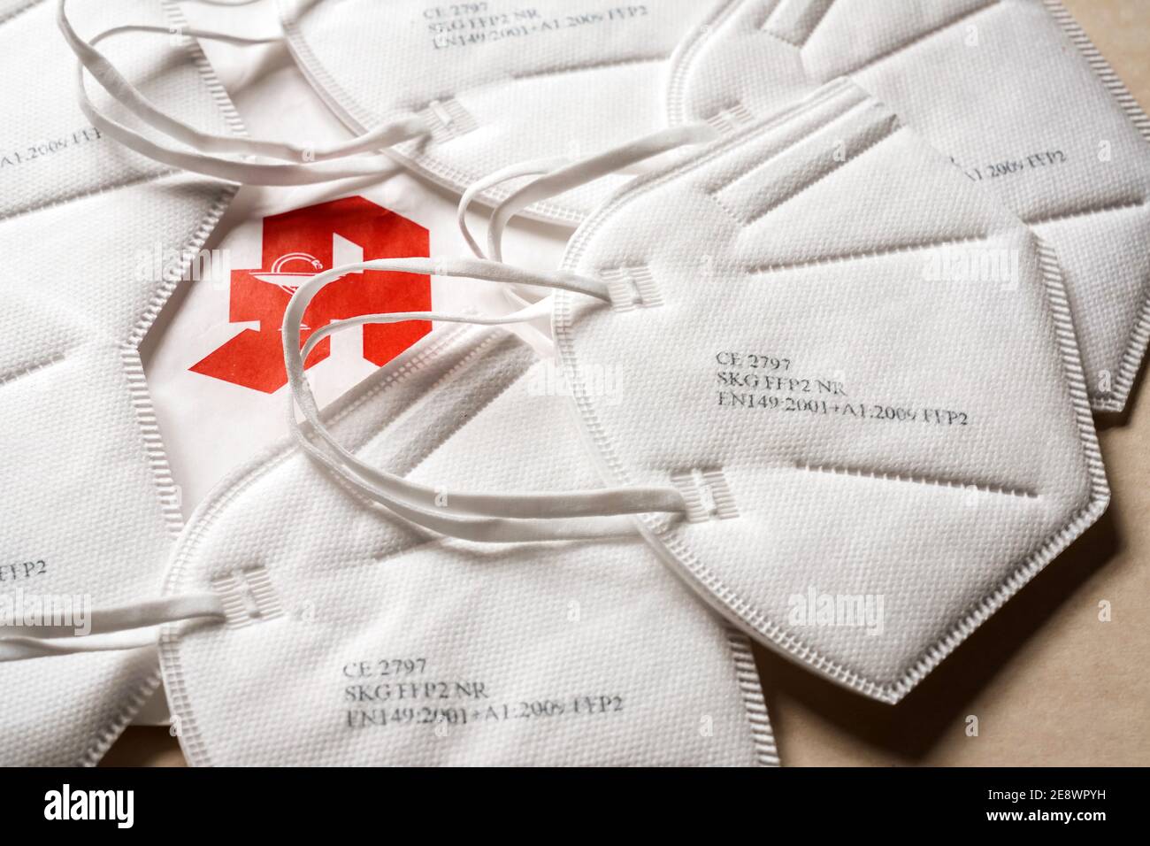 FFP2 Schutzmasken gegen Coronavirus. Zwölf dieser zertifizierten Schutzasken werden mit zwei Berechtigungsscheinen der Bundesregierung an Personen ab 60 Jahren gegen eine Selbstbeteiligung von 2,00 € in Apotheken abgeglichen. --- FFP2 Schutzmasken gegen Coronavirus. Zwölf dieser zertifizierten Schutzmasken erhalten Menschen ab 60 Jahren mit zwei Zulassungsbescheinigungen der Bundesregierung für einen Selbstbehalt von 2,00 € in Apotheken. Stockfoto