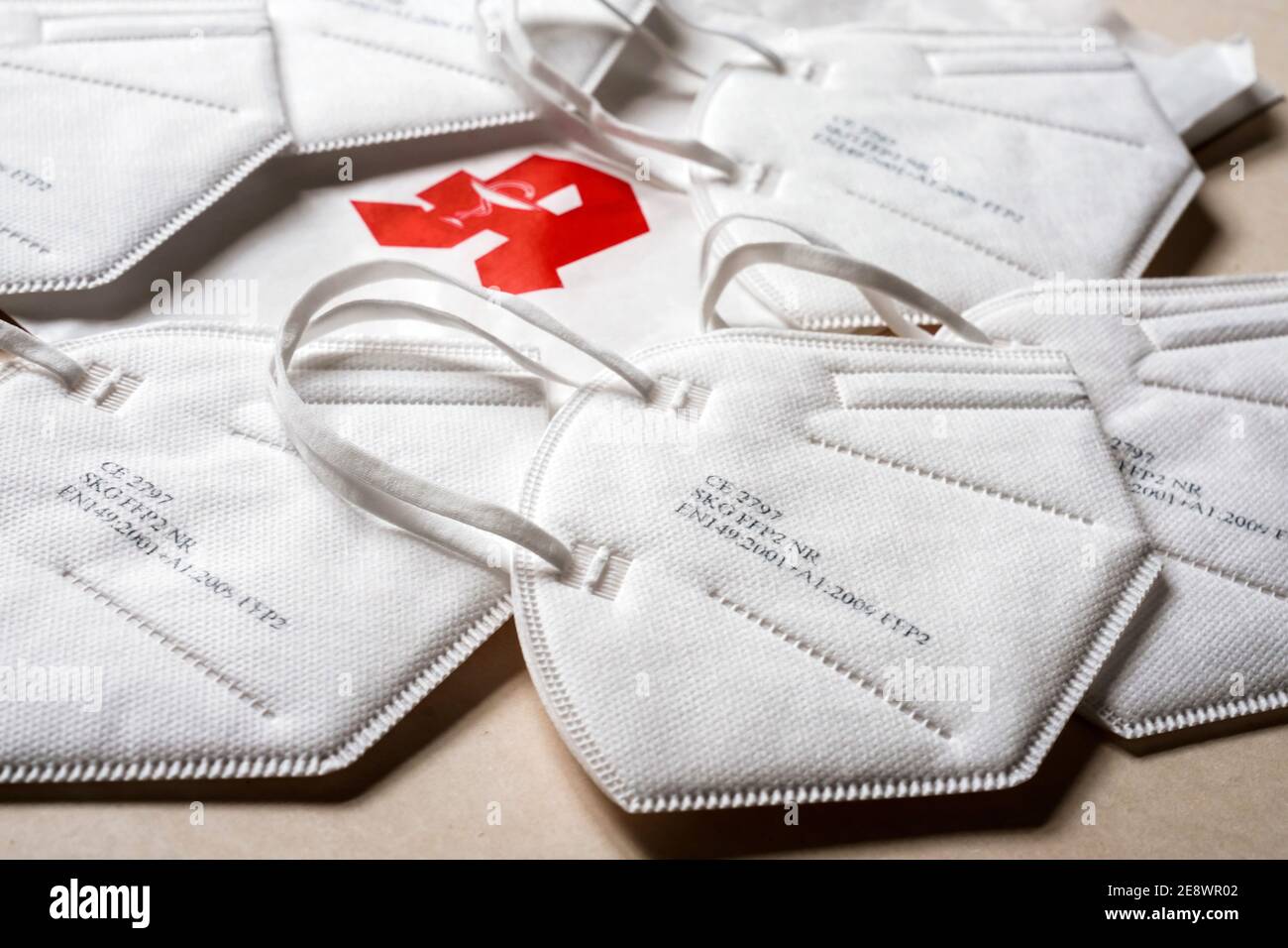 FFP2 Schutzmasken gegen Coronavirus. Zwölf dieser zertifizierten Schutzasken werden mit zwei Berechtigungsscheinen der Bundesregierung an Personen ab 60 Jahren gegen eine Selbstbeteiligung von 2,00 € in Apotheken abgeglichen. --- FFP2 Schutzmasken gegen Coronavirus. Zwölf dieser zertifizierten Schutzmasken erhalten Menschen ab 60 Jahren mit zwei Zulassungsbescheinigungen der Bundesregierung für einen Selbstbehalt von 2,00 € in Apotheken. Stockfoto