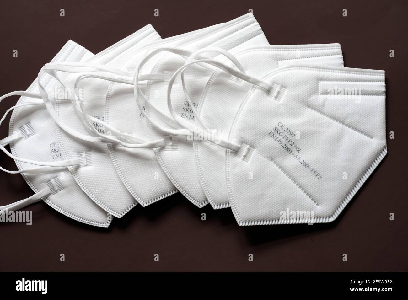 FFP2 Schutzmasken gegen Coronavirus. Zwölf dieser zertifizierten Schutzasken werden mit zwei Berechtigungsscheinen der Bundesregierung an Personen ab 60 Jahren gegen eine Selbstbeteiligung von 2,00 € in Apotheken abgeglichen. --- FFP2 Schutzmasken gegen Coronavirus. Zwölf dieser zertifizierten Schutzmasken erhalten Menschen ab 60 Jahren mit zwei Zulassungsbescheinigungen der Bundesregierung für einen Selbstbehalt von 2,00 € in Apotheken. Stockfoto