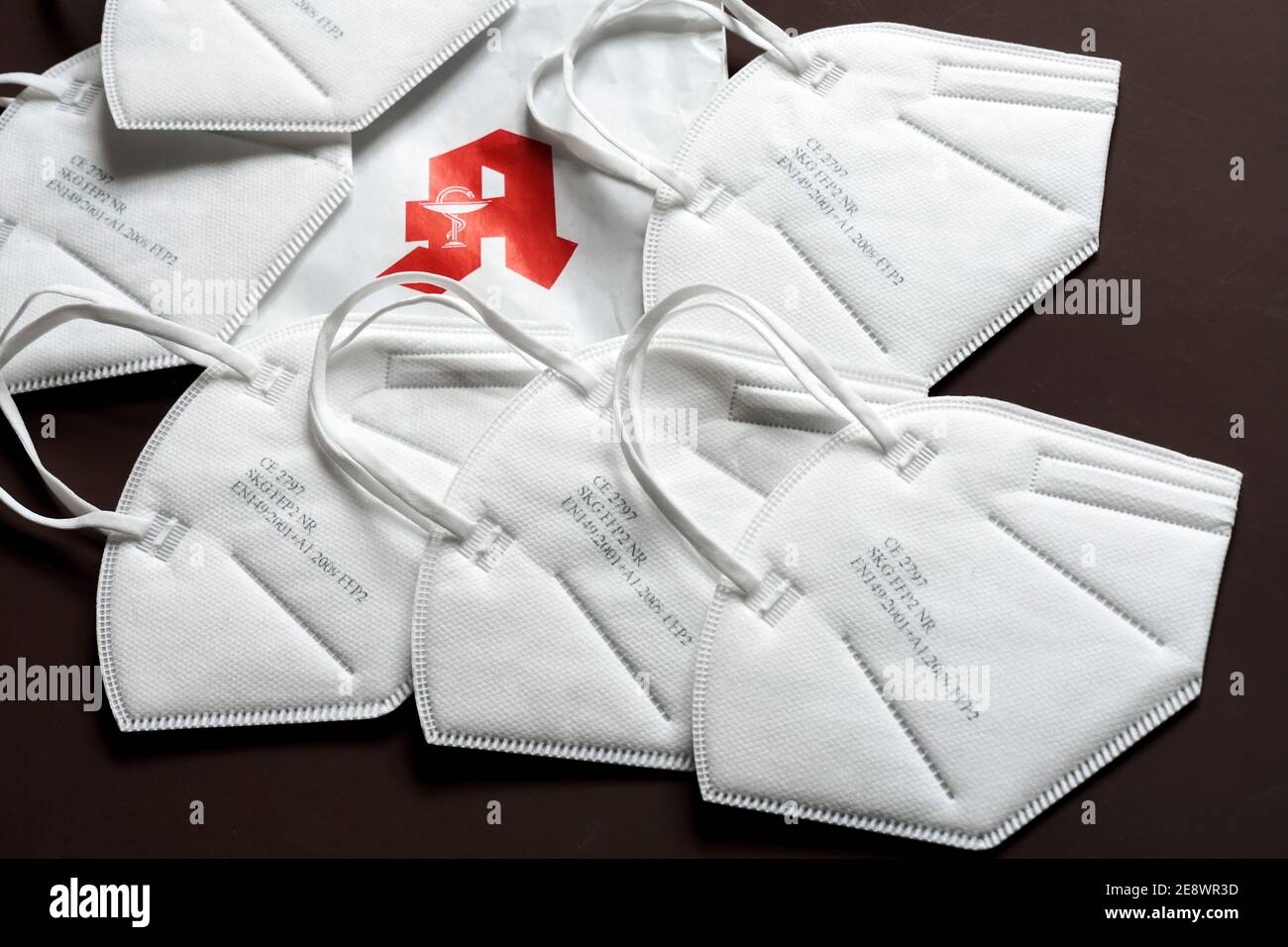 FFP2 Schutzmasken gegen Coronavirus. Zwölf dieser zertifizierten Schutzasken werden mit zwei Berechtigungsscheinen der Bundesregierung an Personen ab 60 Jahren gegen eine Selbstbeteiligung von 2,00 € in Apotheken abgeglichen. --- FFP2 Schutzmasken gegen Coronavirus. Zwölf dieser zertifizierten Schutzmasken erhalten Menschen ab 60 Jahren mit zwei Zulassungsbescheinigungen der Bundesregierung für einen Selbstbehalt von 2,00 € in Apotheken. Stockfoto