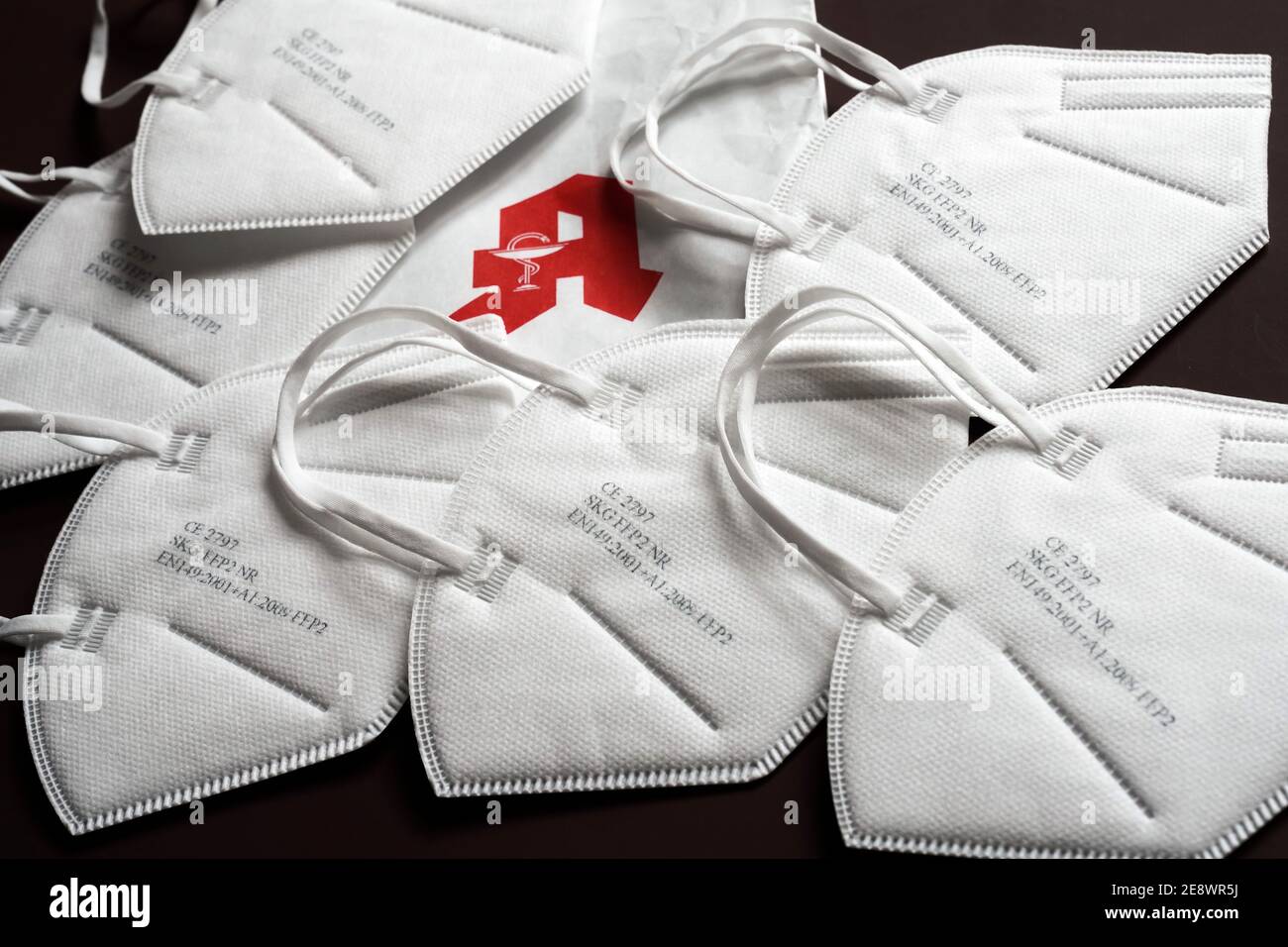 FFP2 Schutzmasken gegen Coronavirus. Zwölf dieser zertifizierten Schutzasken werden mit zwei Berechtigungsscheinen der Bundesregierung an Personen ab 60 Jahren gegen eine Selbstbeteiligung von 2,00 € in Apotheken abgeglichen. --- FFP2 Schutzmasken gegen Coronavirus. Zwölf dieser zertifizierten Schutzmasken erhalten Menschen ab 60 Jahren mit zwei Zulassungsbescheinigungen der Bundesregierung für einen Selbstbehalt von 2,00 € in Apotheken. Stockfoto