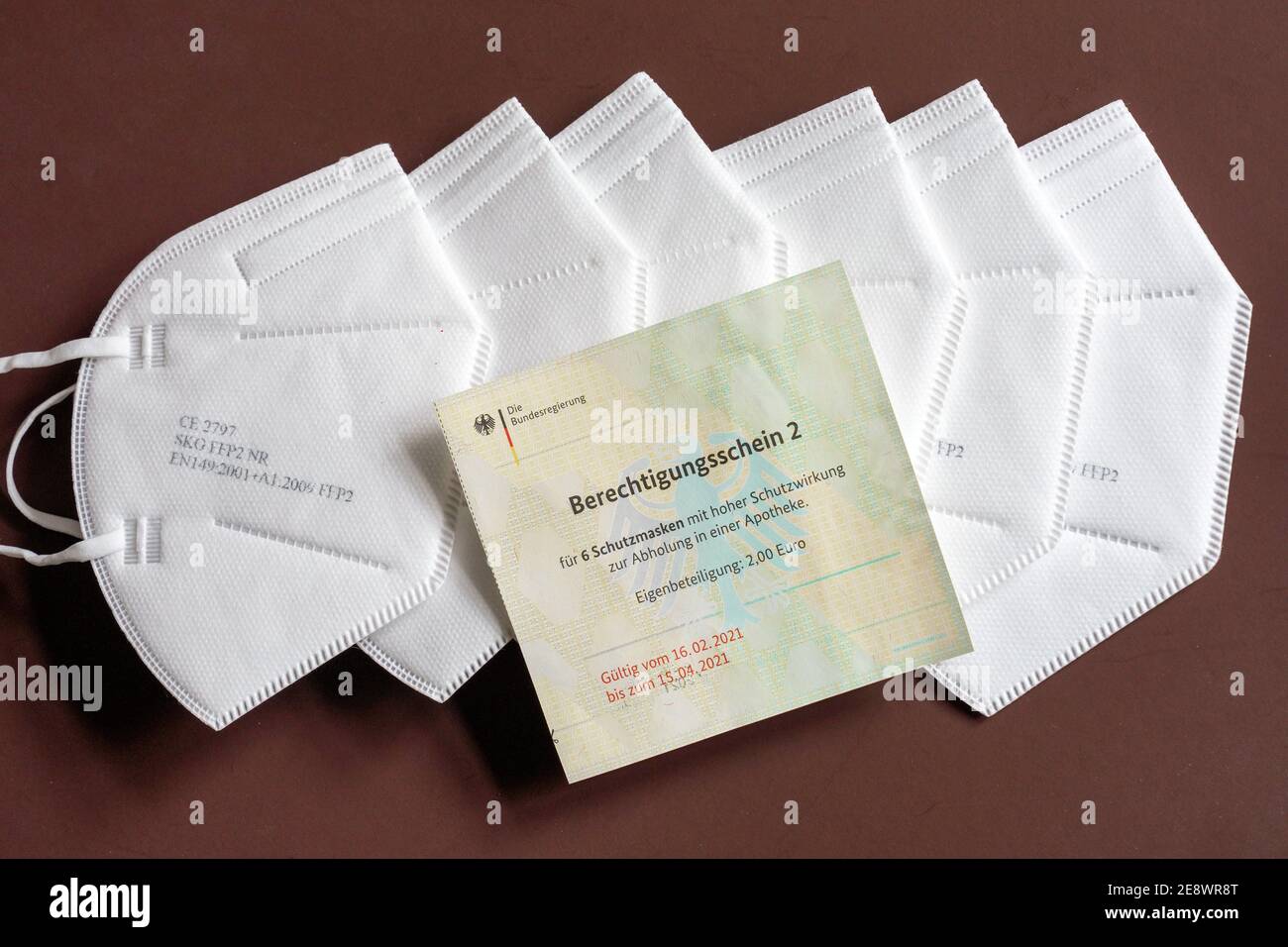 FFP2 Schutzmasken gegen Coronavirus. Zwölf dieser zertifizierten Schutzasken werden mit zwei Berechtigungsscheinen der Bundesregierung an Personen ab 60 Jahren gegen eine Selbstbeteiligung von 2,00 € in Apotheken abgeglichen. --- FFP2 Schutzmasken gegen Coronavirus. Zwölf dieser zertifizierten Schutzmasken erhalten Menschen ab 60 Jahren mit zwei Zulassungsbescheinigungen der Bundesregierung für einen Selbstbehalt von 2,00 € in Apotheken. Stockfoto