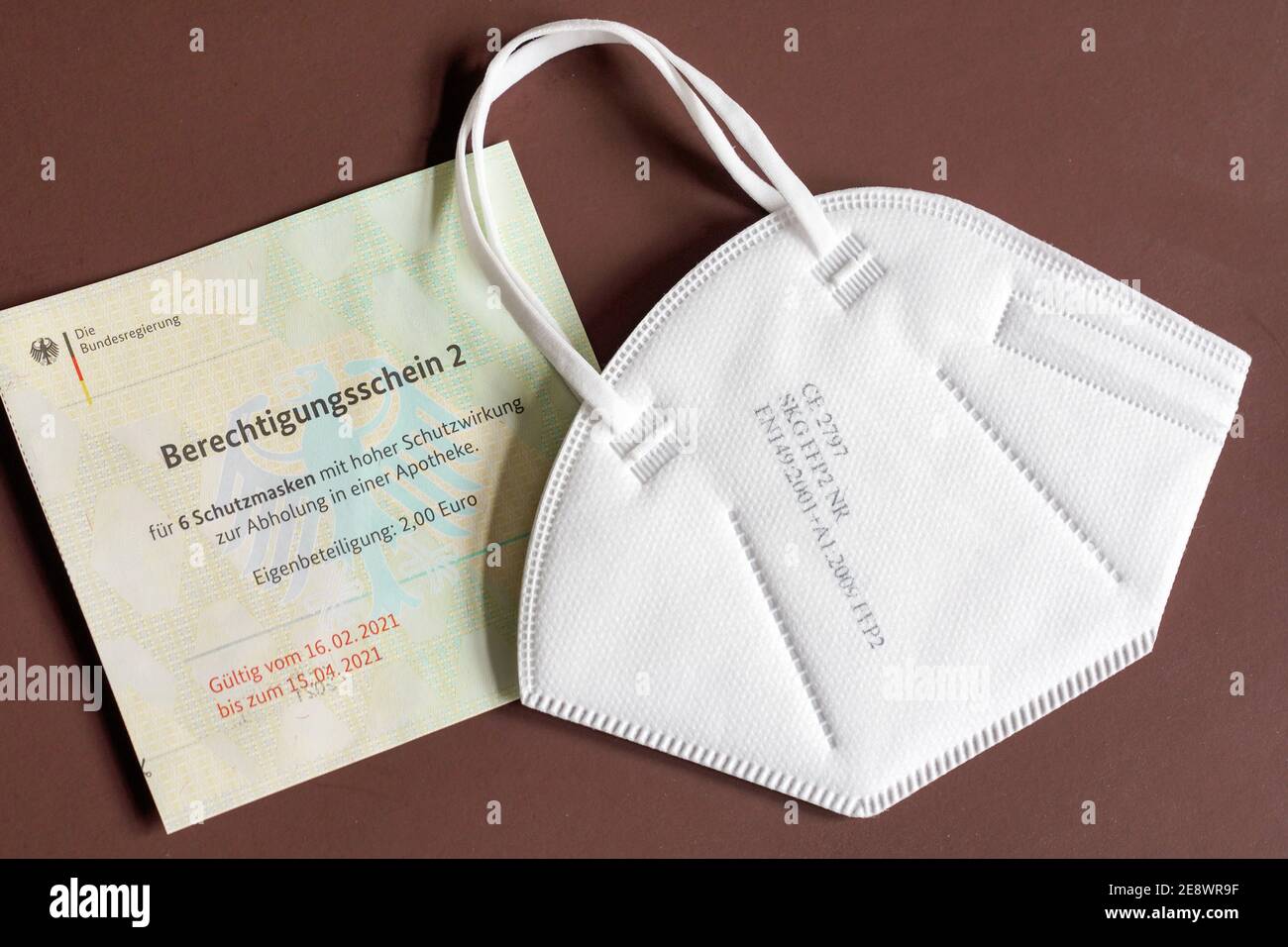FFP2 Schutzmasken gegen Coronavirus. Zwölf dieser zertifizierten Schutzasken werden mit zwei Berechtigungsscheinen der Bundesregierung an Personen ab 60 Jahren gegen eine Selbstbeteiligung von 2,00 € in Apotheken abgeglichen. --- FFP2 Schutzmasken gegen Coronavirus. Zwölf dieser zertifizierten Schutzmasken erhalten Menschen ab 60 Jahren mit zwei Zulassungsbescheinigungen der Bundesregierung für einen Selbstbehalt von 2,00 € in Apotheken. Stockfoto