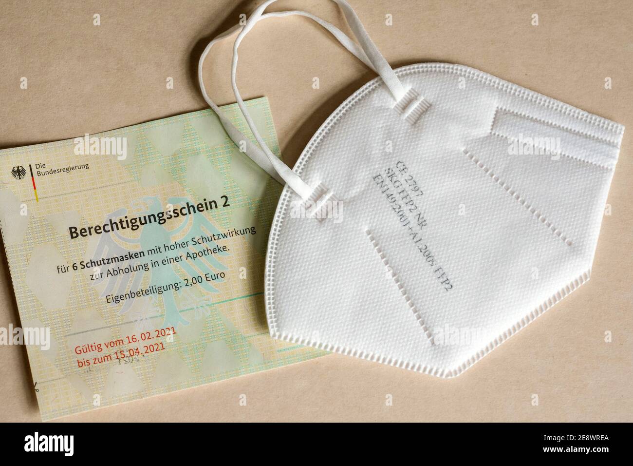 FFP2 Schutzmasken gegen Coronavirus. Zwölf dieser zertifizierten Schutzasken werden mit zwei Berechtigungsscheinen der Bundesregierung an Personen ab 60 Jahren gegen eine Selbstbeteiligung von 2,00 € in Apotheken abgeglichen. --- FFP2 Schutzmasken gegen Coronavirus. Zwölf dieser zertifizierten Schutzmasken erhalten Menschen ab 60 Jahren mit zwei Zulassungsbescheinigungen der Bundesregierung für einen Selbstbehalt von 2,00 € in Apotheken. Stockfoto